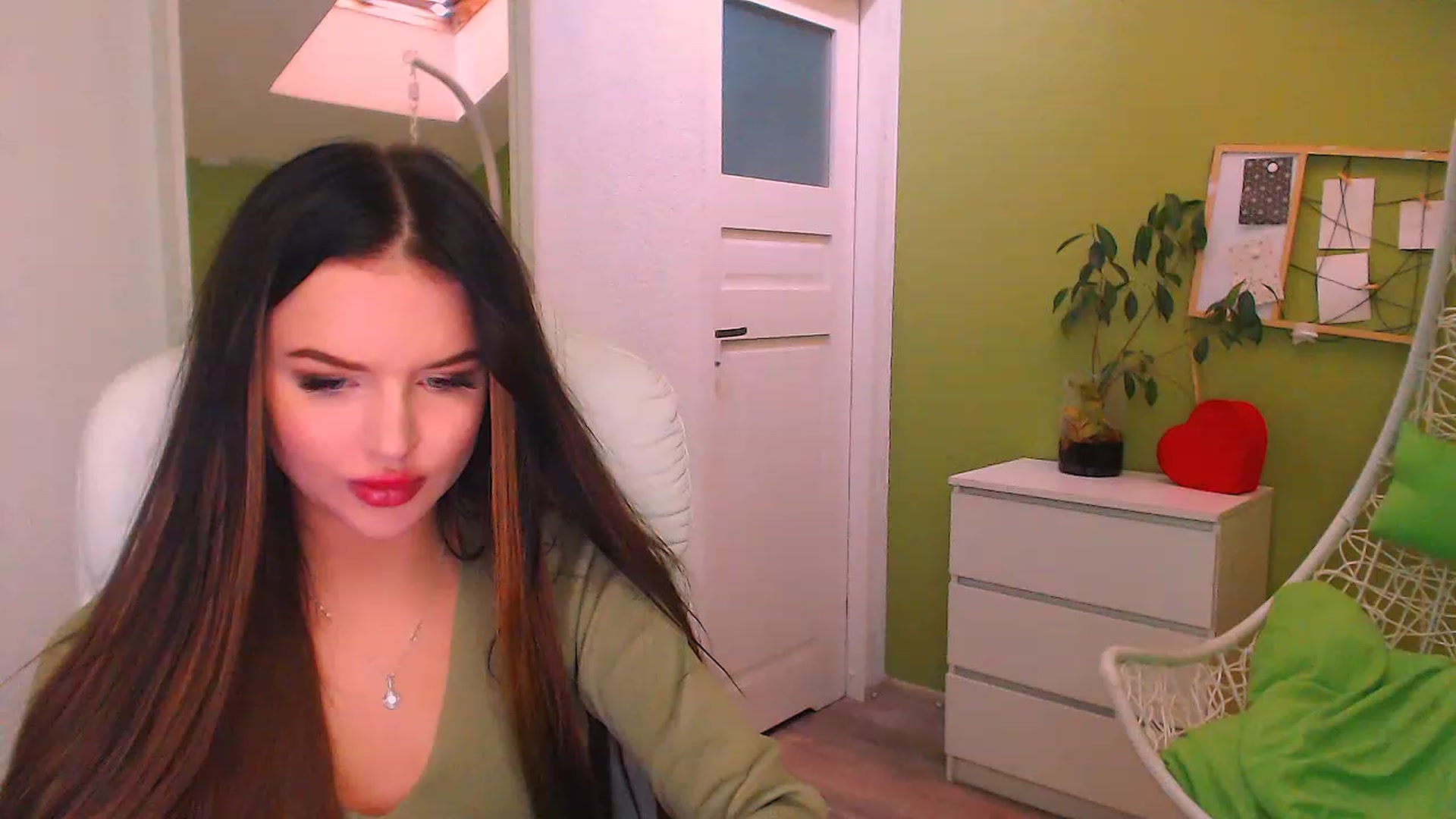 Gallery image thumbnail from JenniferMoris's myfreecams stream on, 11/25/2022, 12:36 image 2 of 20