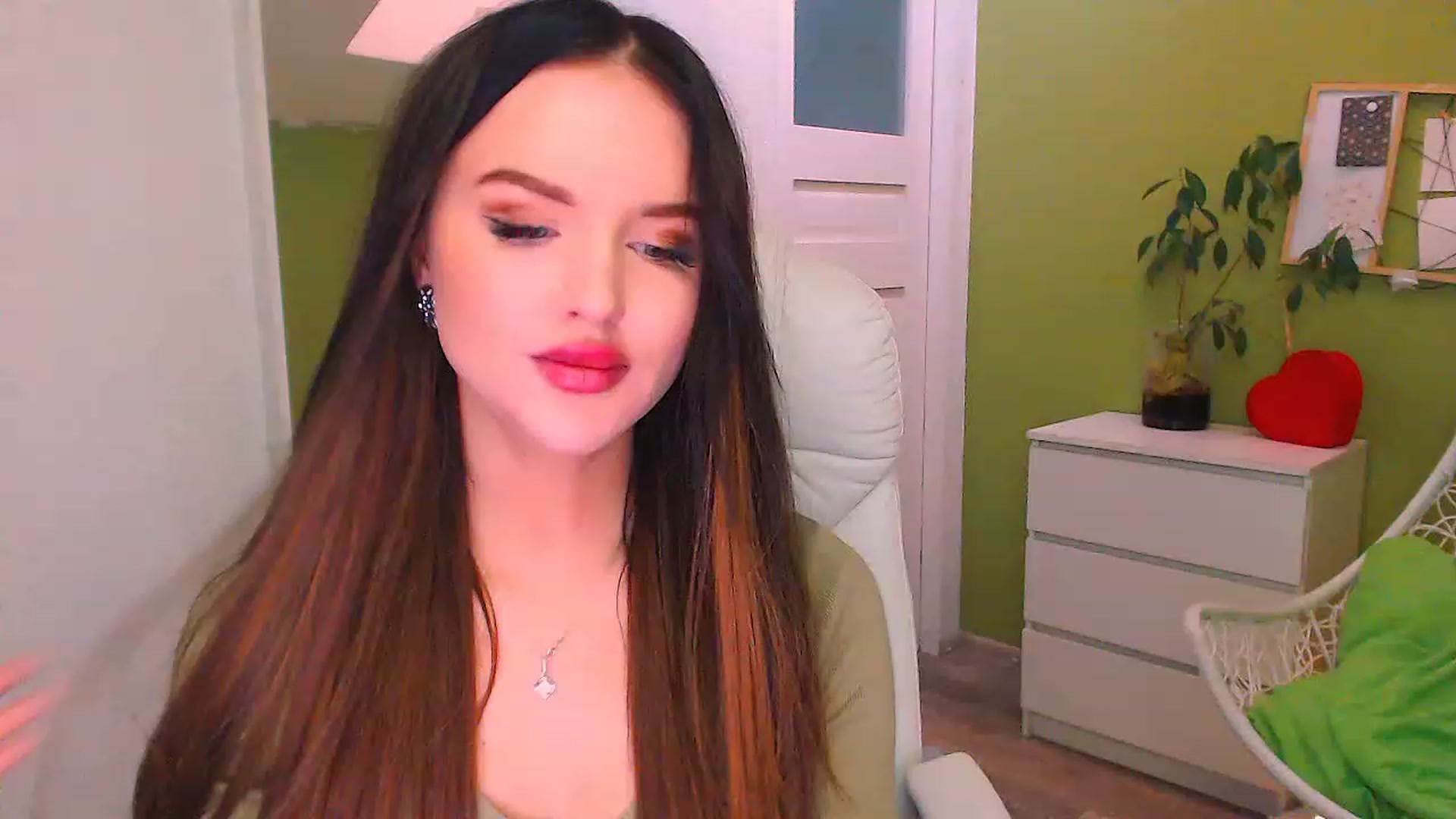 Gallery image thumbnail from JenniferMoris's myfreecams stream on, 11/25/2022, 12:36 image 15 of 20