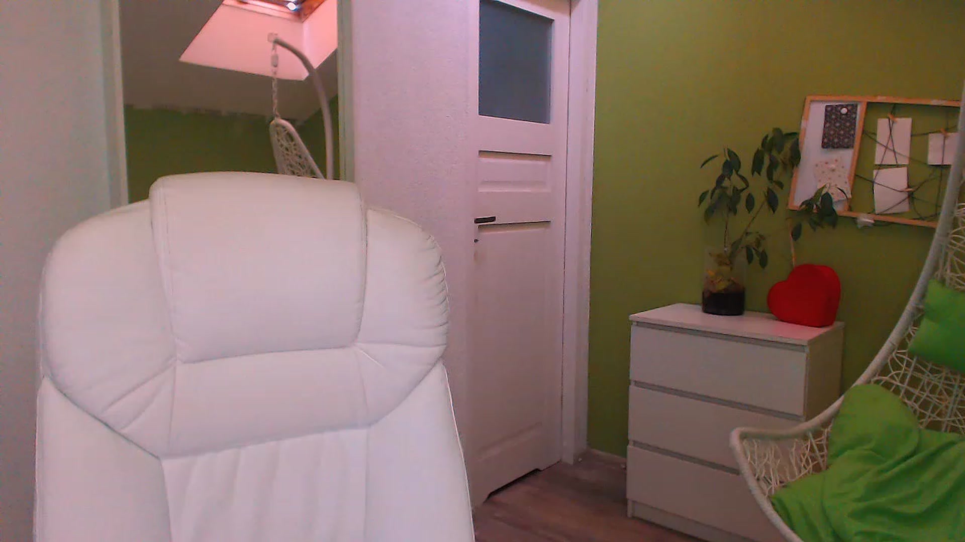 Gallery image thumbnail from JenniferMoris's myfreecams stream on, 11/25/2022, 12:36 image 4 of 20