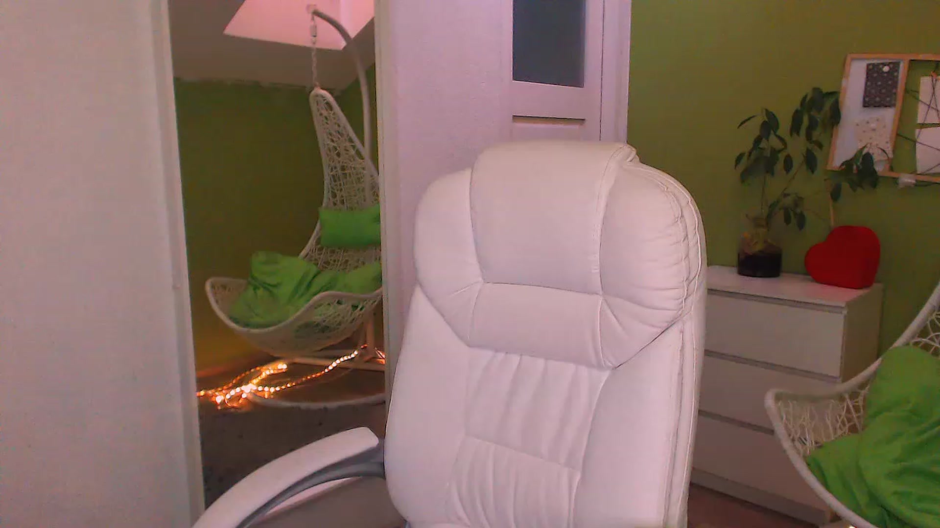 Gallery image thumbnail from JenniferMoris's myfreecams stream on, 11/25/2022, 12:36 image 19 of 20