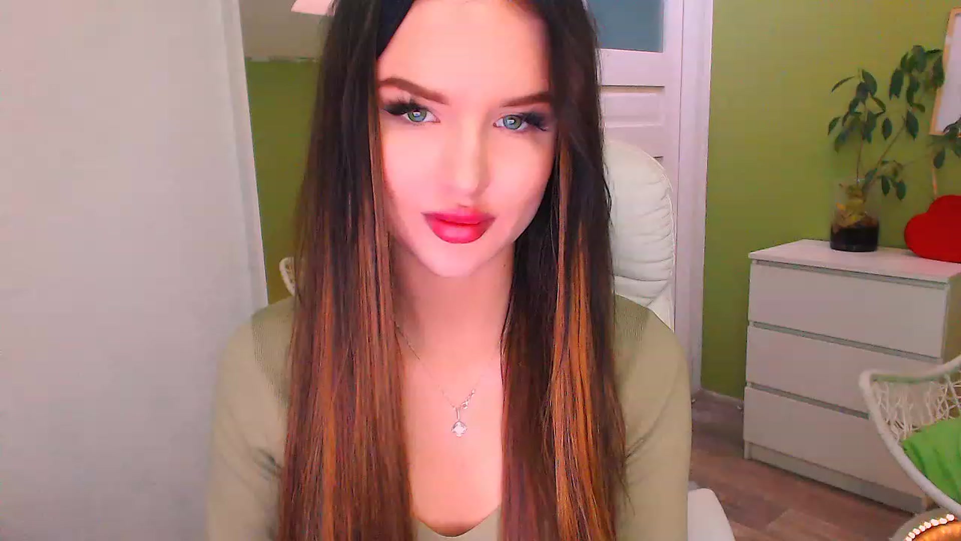 Gallery image thumbnail from JenniferMoris's myfreecams stream on, 11/25/2022, 12:36 image 11 of 20