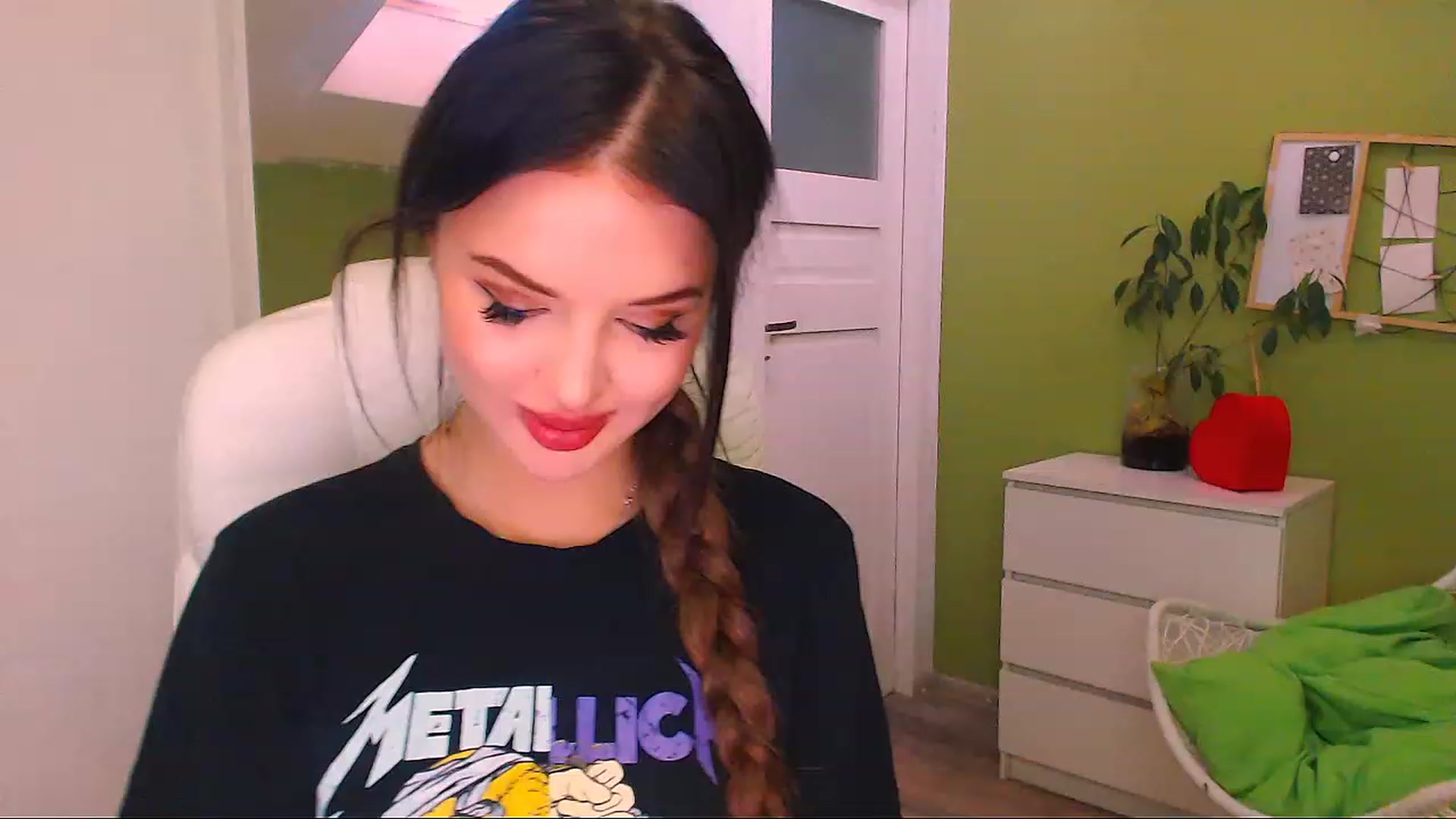 Gallery image thumbnail from JenniferMoris's myfreecams stream on, 11/26/2022, 12:47 image 19 of 20