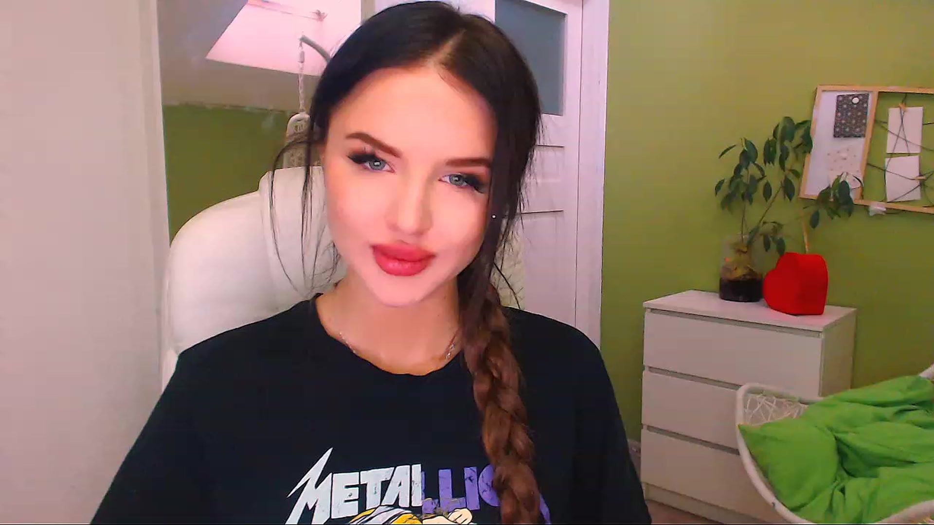 Gallery image thumbnail from JenniferMoris's myfreecams stream on, 11/26/2022, 12:47 image 4 of 20