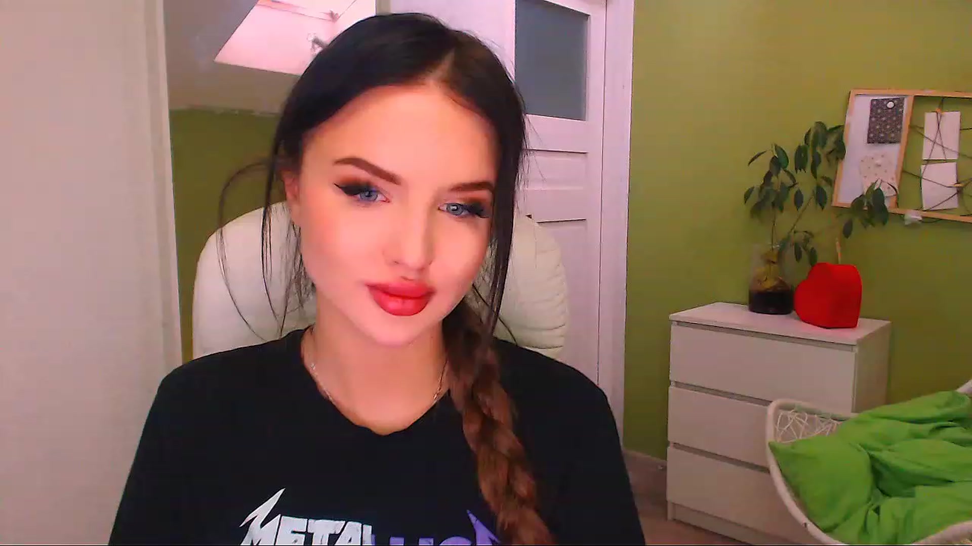 Gallery image thumbnail from JenniferMoris's myfreecams stream on, 11/26/2022, 12:47 image 8 of 20