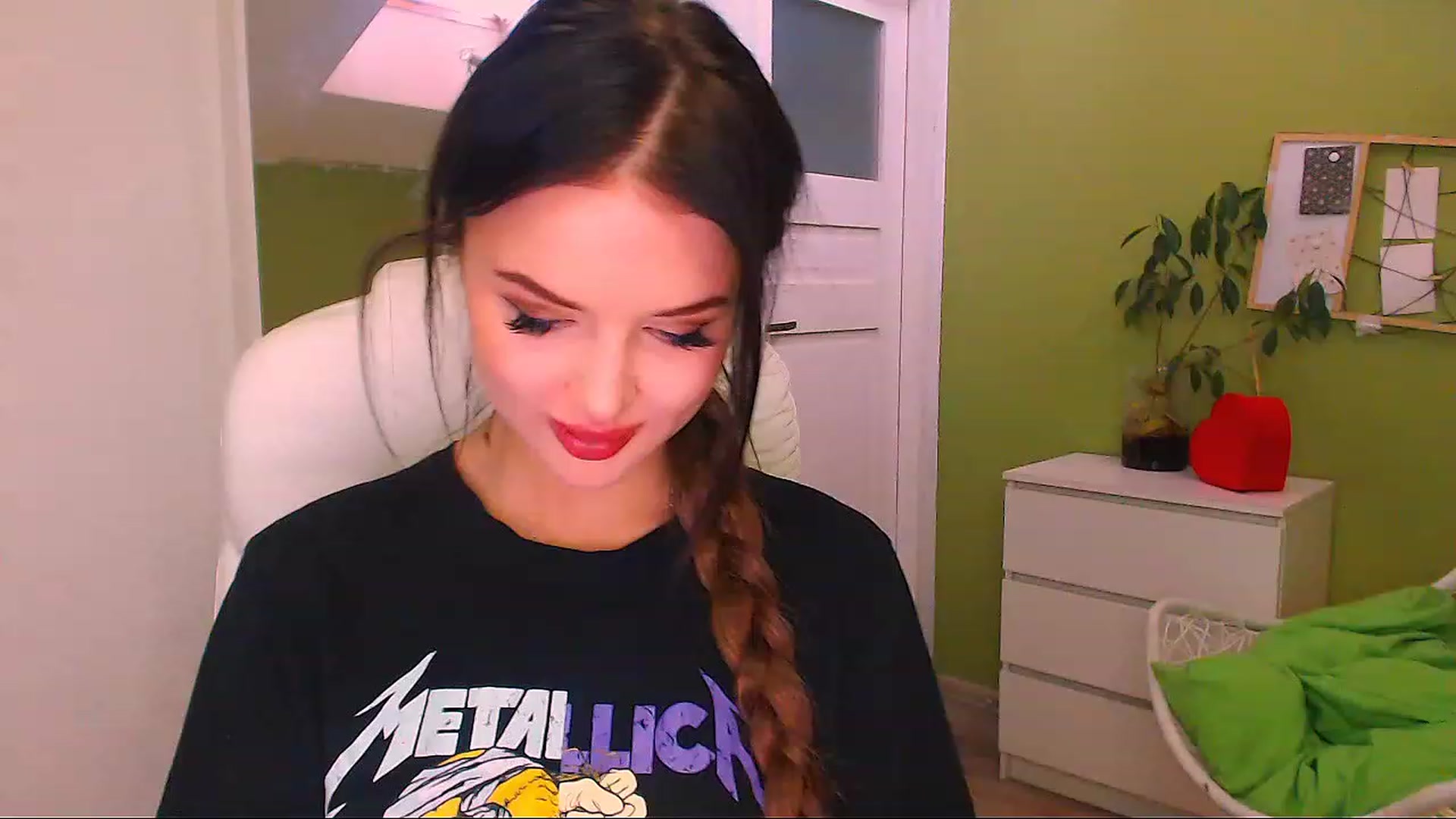 Gallery image thumbnail from JenniferMoris's myfreecams stream on, 11/26/2022, 12:47 image 17 of 20