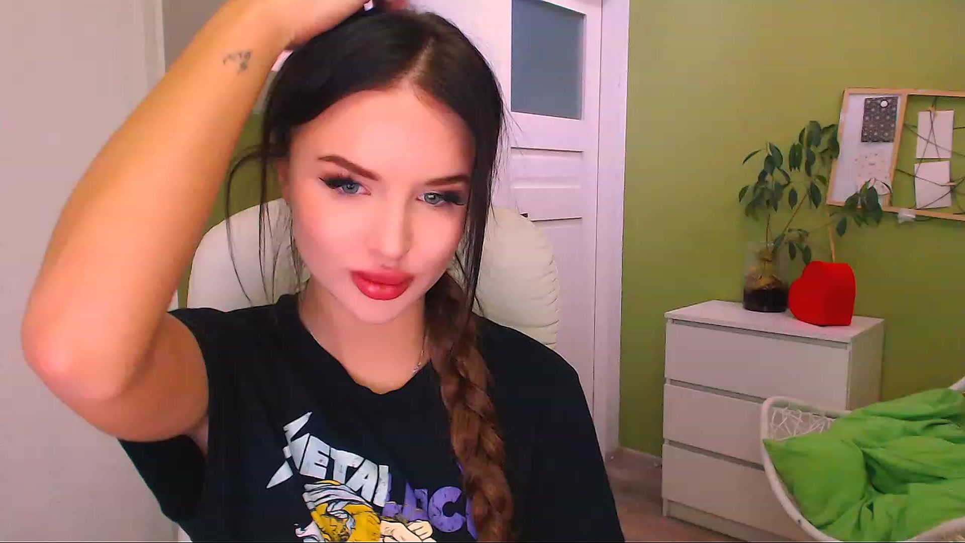 Gallery image thumbnail from JenniferMoris's myfreecams stream on, 11/26/2022, 12:47 image 3 of 20