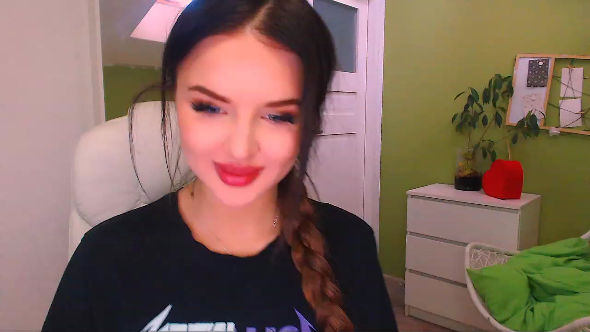 Gallery image thumbnail from JenniferMoris's myfreecams stream on, 11/26/2022, 12:47 image 15 of 20