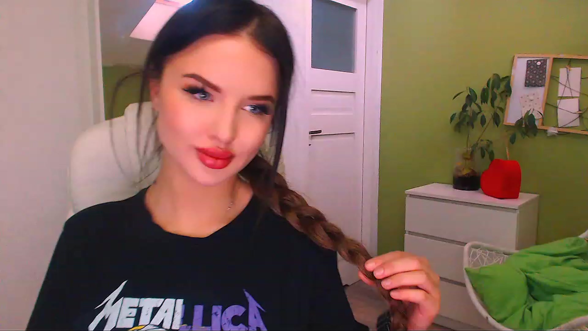 Gallery image thumbnail from JenniferMoris's myfreecams stream on, 11/26/2022, 12:47 image 14 of 20