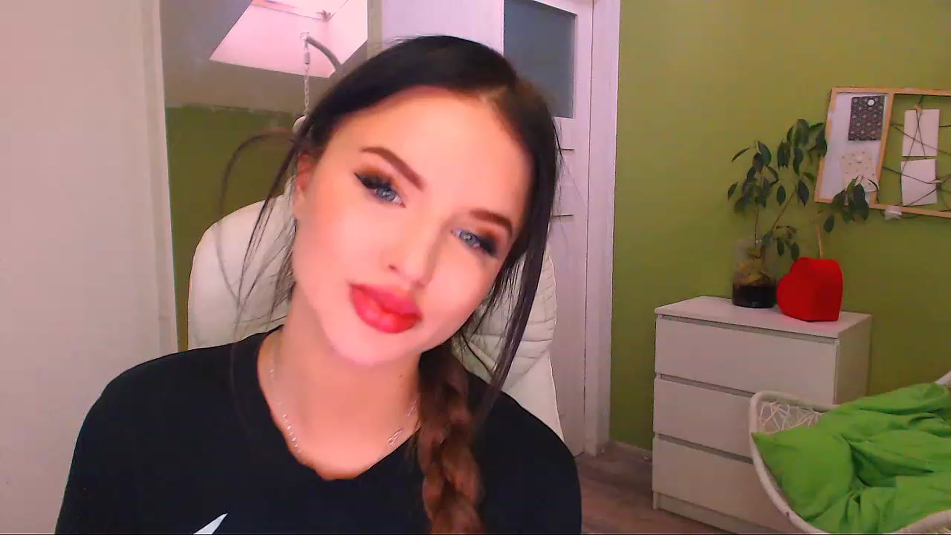 Gallery image thumbnail from JenniferMoris's myfreecams stream on, 11/26/2022, 12:47 image 6 of 20
