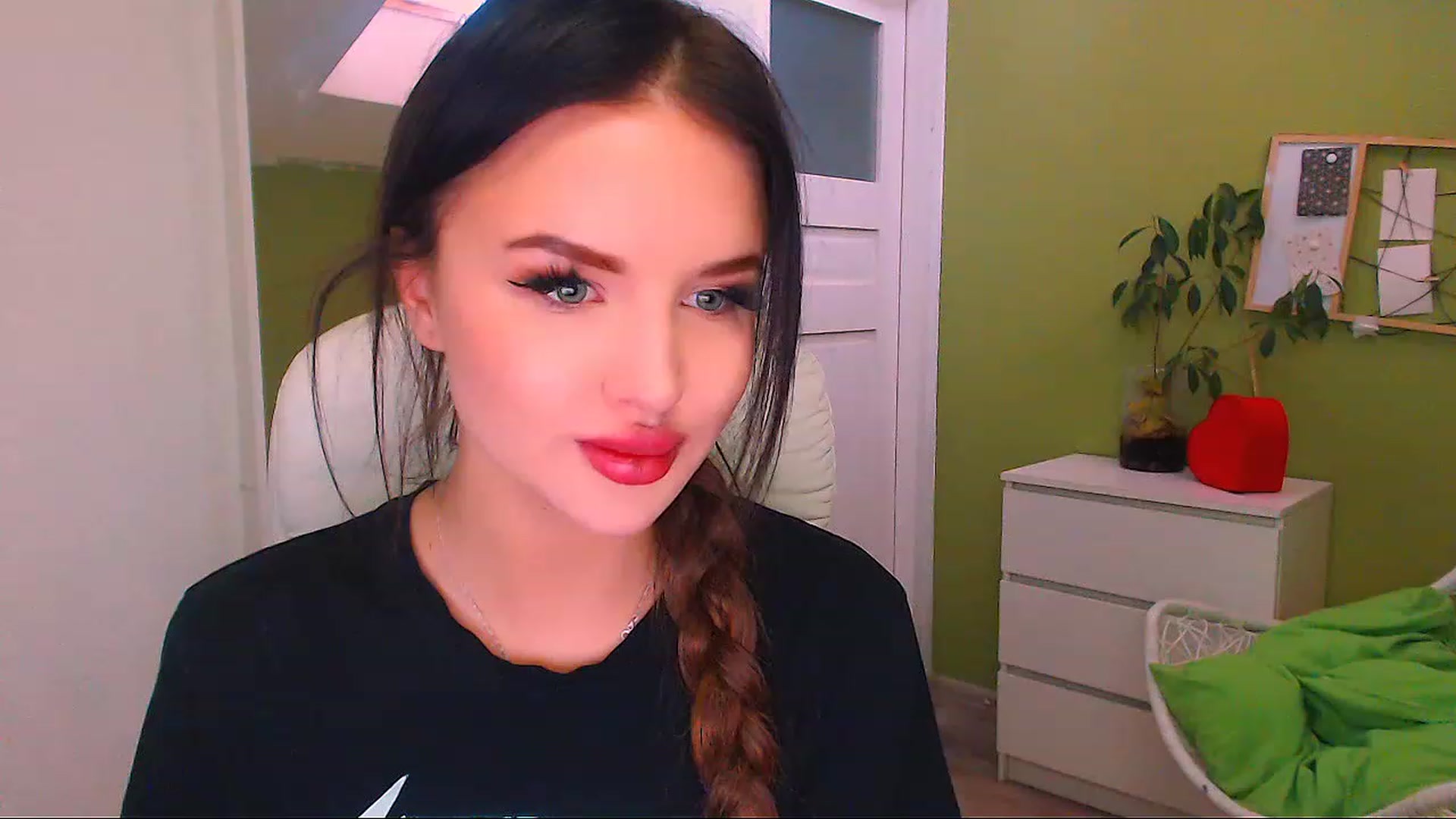 Gallery image thumbnail from JenniferMoris's myfreecams stream on, 11/26/2022, 12:47 image 2 of 20