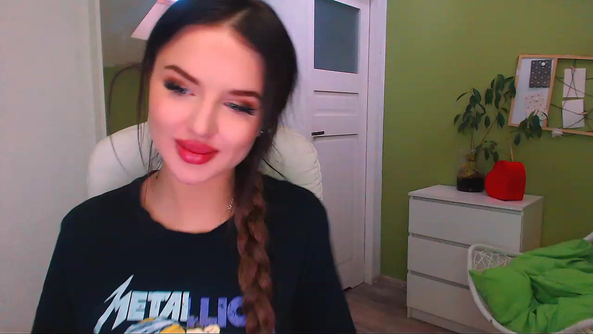 Gallery image thumbnail from JenniferMoris's myfreecams stream on, 11/26/2022, 12:47 image 18 of 20