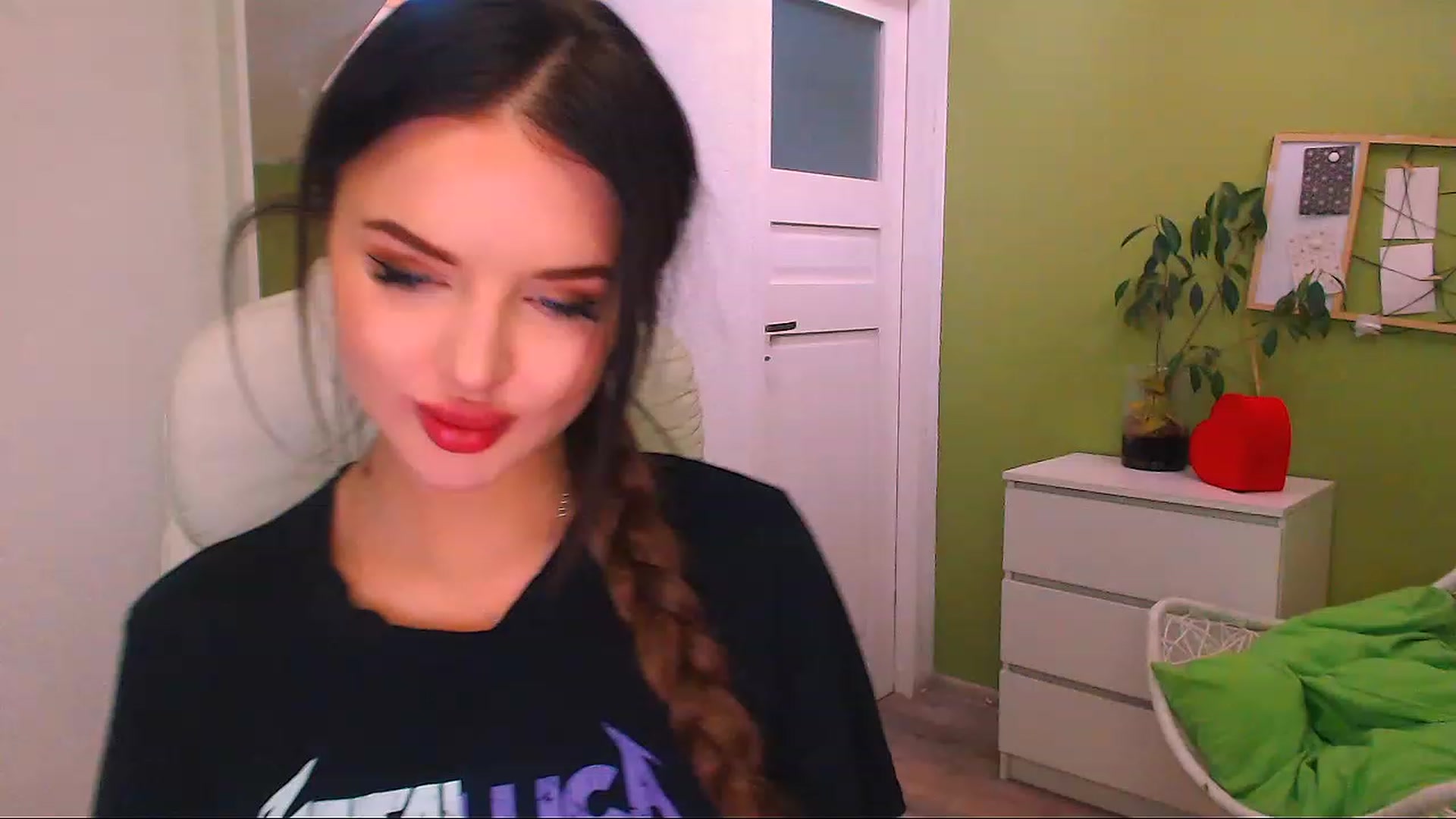 Gallery image thumbnail from JenniferMoris's myfreecams stream on, 11/26/2022, 12:47 image 13 of 20
