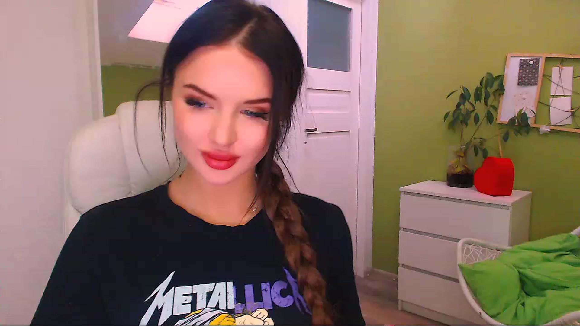 Gallery image thumbnail from JenniferMoris's myfreecams stream on, 11/26/2022, 12:47 image 10 of 20