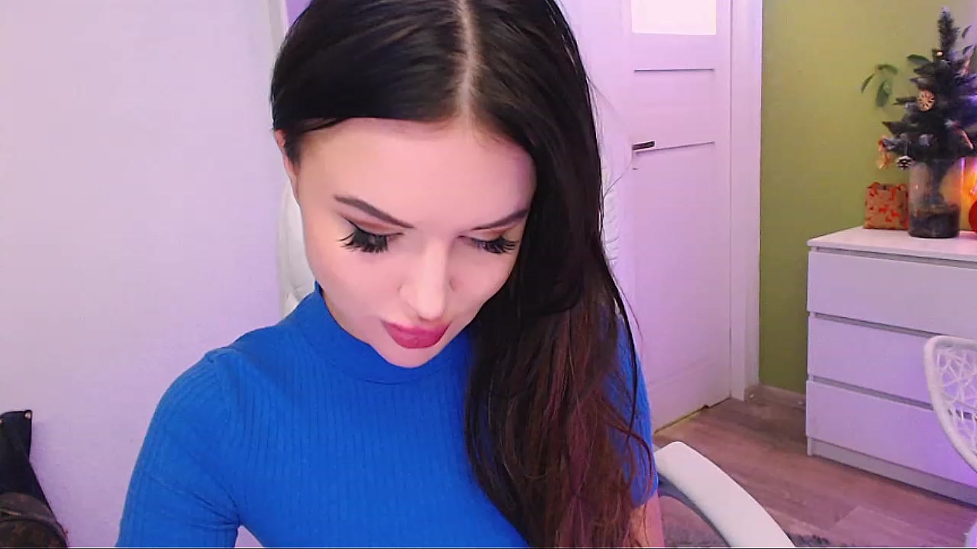 Gallery image thumbnail from JenniferMoris's myfreecams stream on, 12/19/2022, 11:14 image 11 of 20