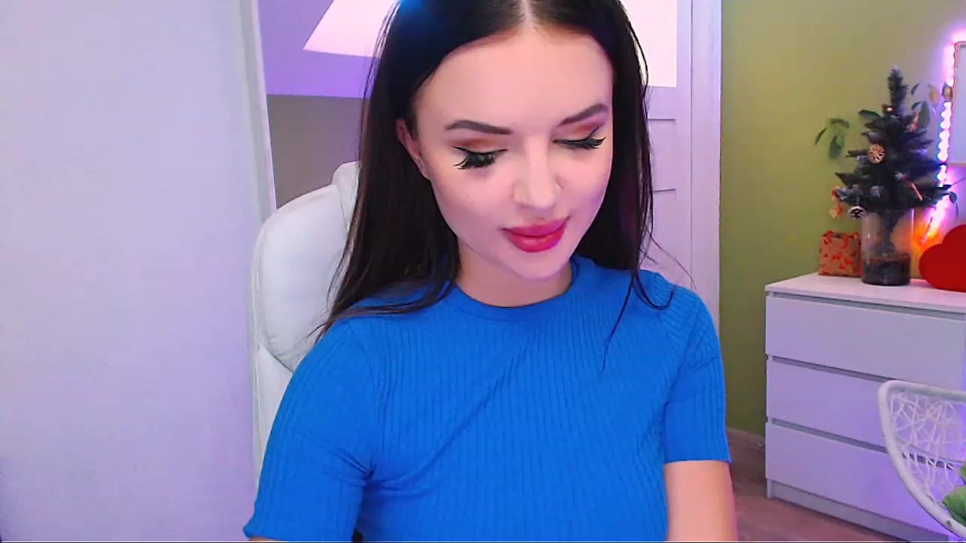 Gallery image thumbnail from JenniferMoris's myfreecams stream on, 12/19/2022, 11:14 image 17 of 20