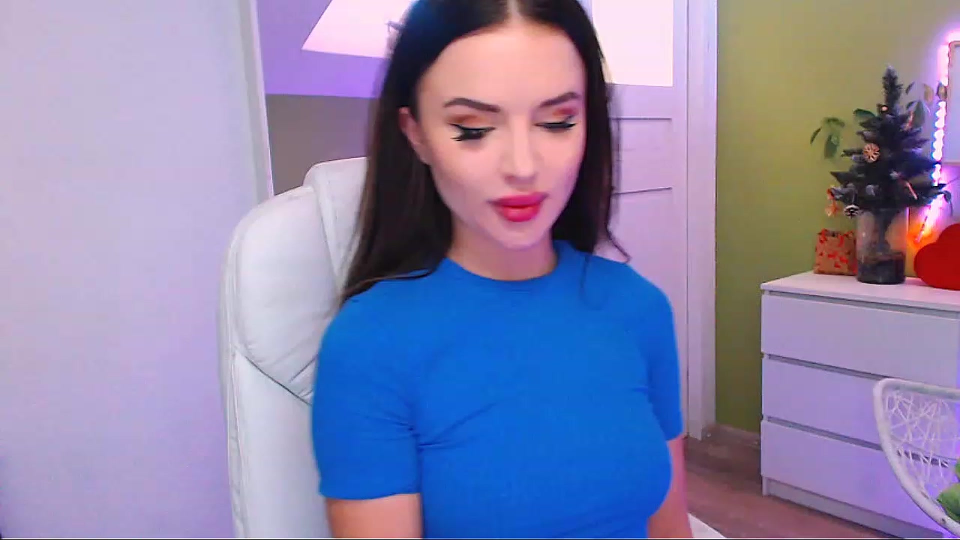 Gallery image thumbnail from JenniferMoris's myfreecams stream on, 12/19/2022, 11:14 image 16 of 20