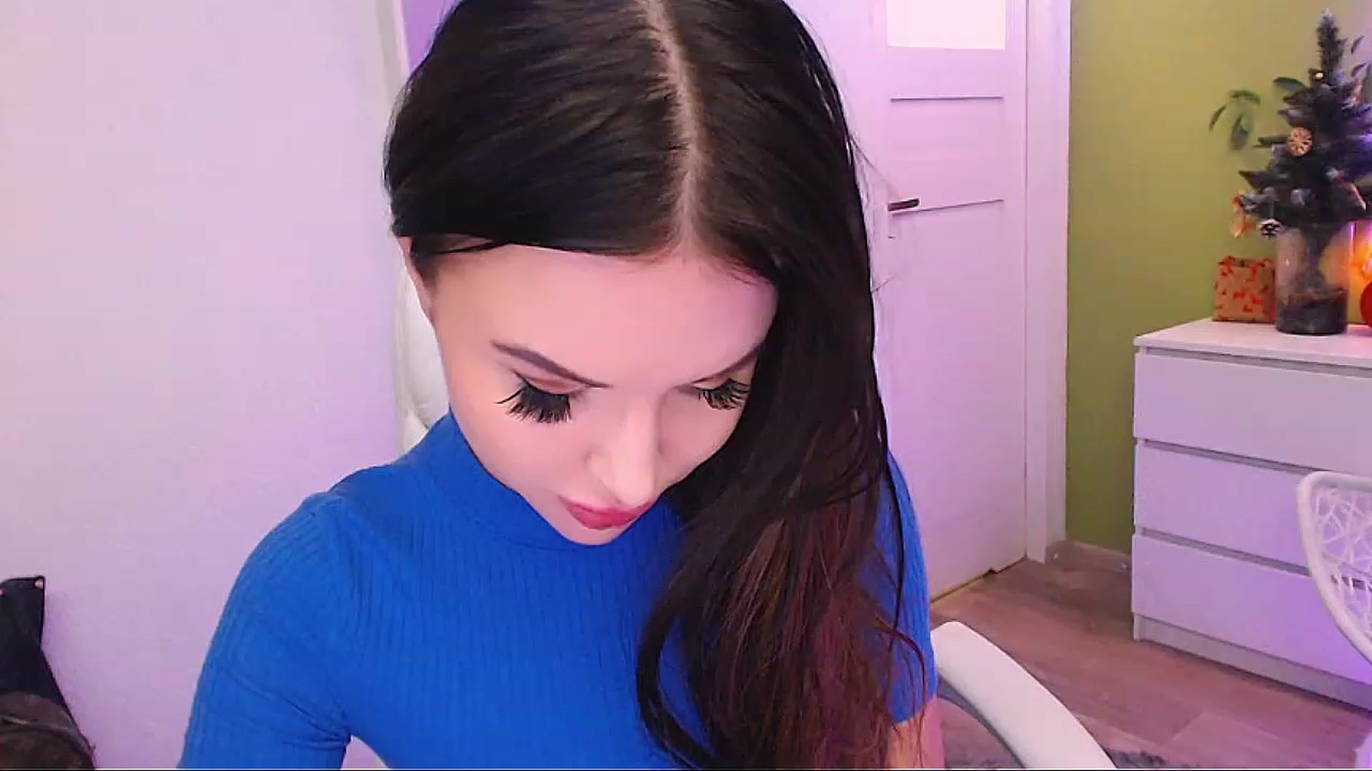 Gallery image thumbnail from JenniferMoris's myfreecams stream on, 12/19/2022, 11:14 image 12 of 20
