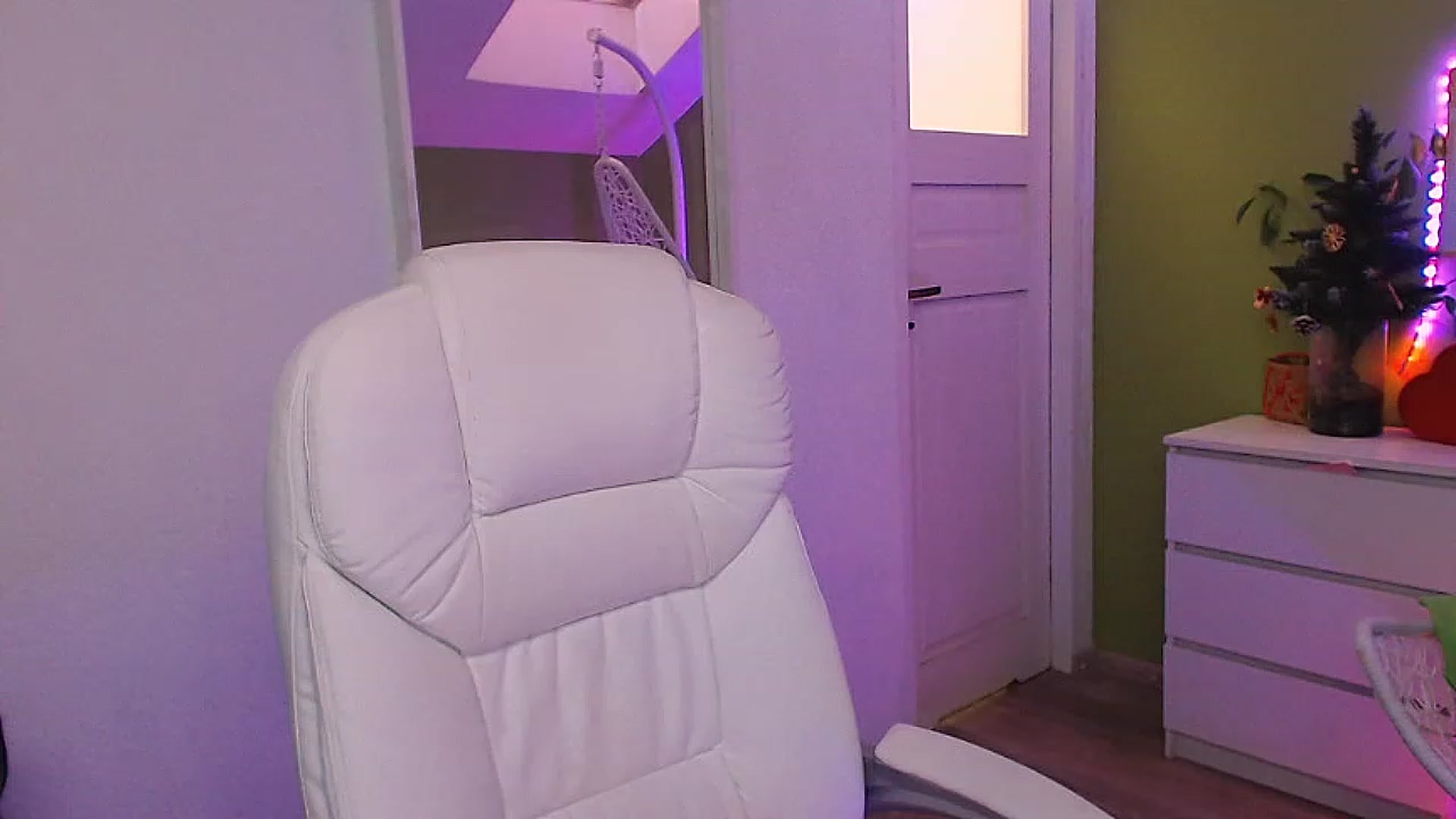 Gallery image thumbnail from JenniferMoris's myfreecams stream on, 12/20/2022, 11:58 image 13 of 20
