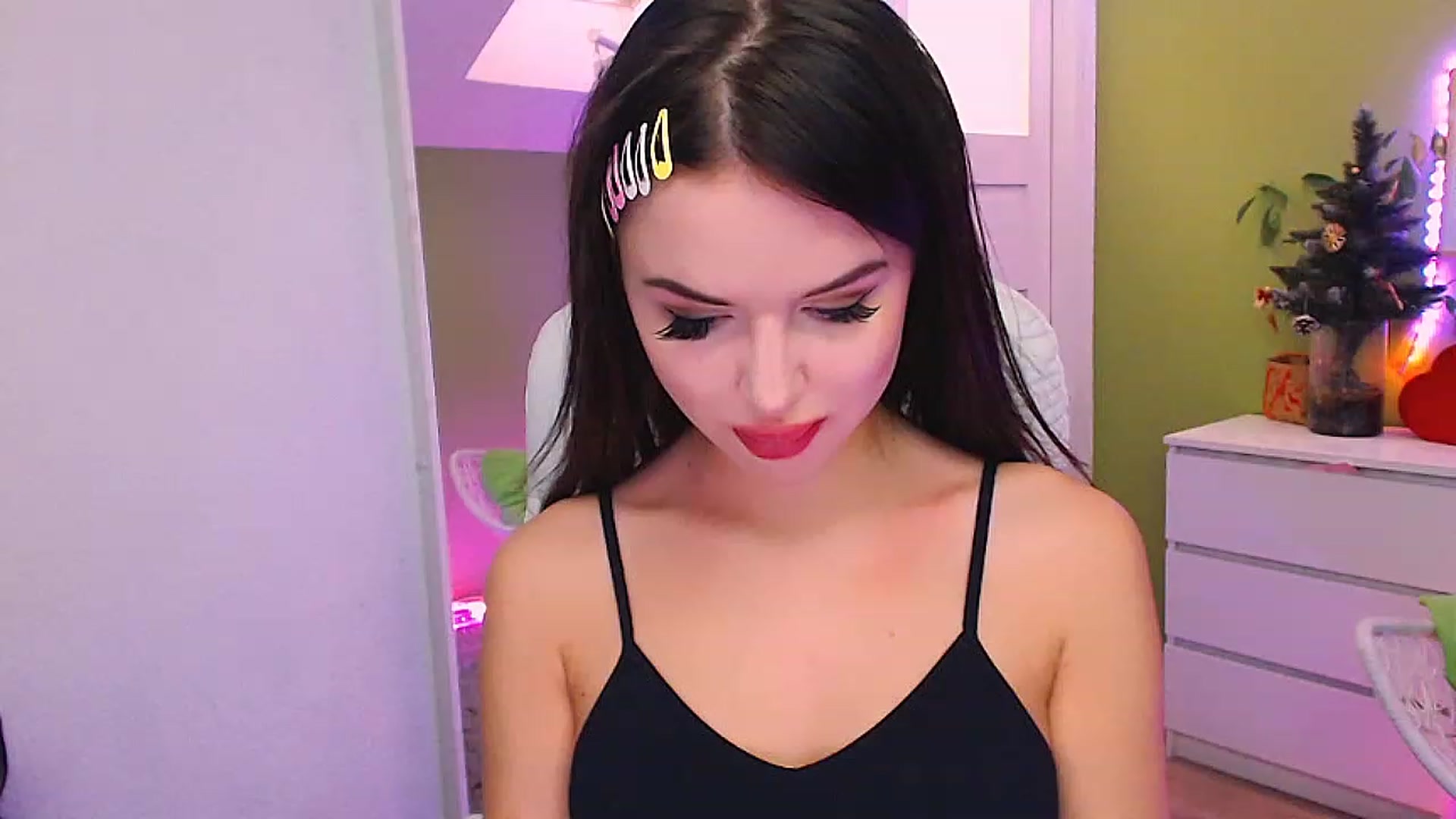 Gallery image thumbnail from JenniferMoris's myfreecams stream on, 12/20/2022, 11:58 image 3 of 20