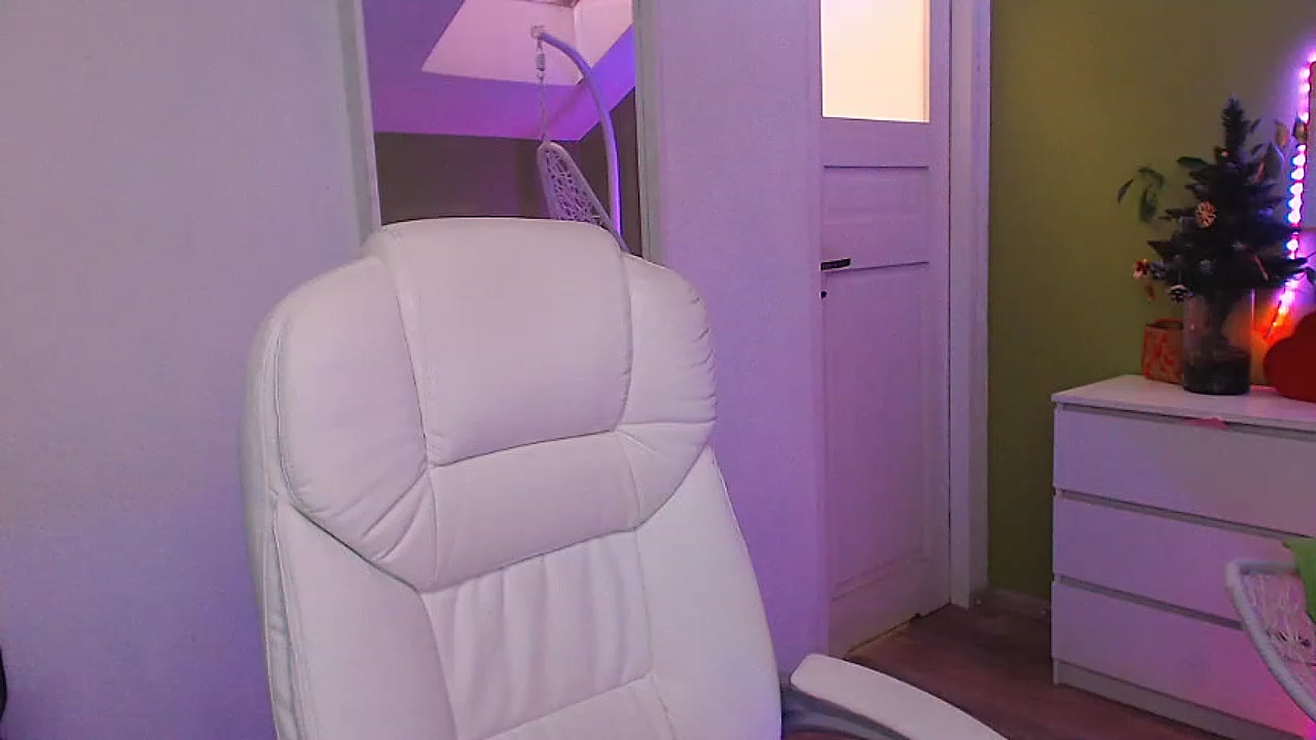 Gallery image thumbnail from JenniferMoris's myfreecams stream on, 12/20/2022, 11:58 image 12 of 20