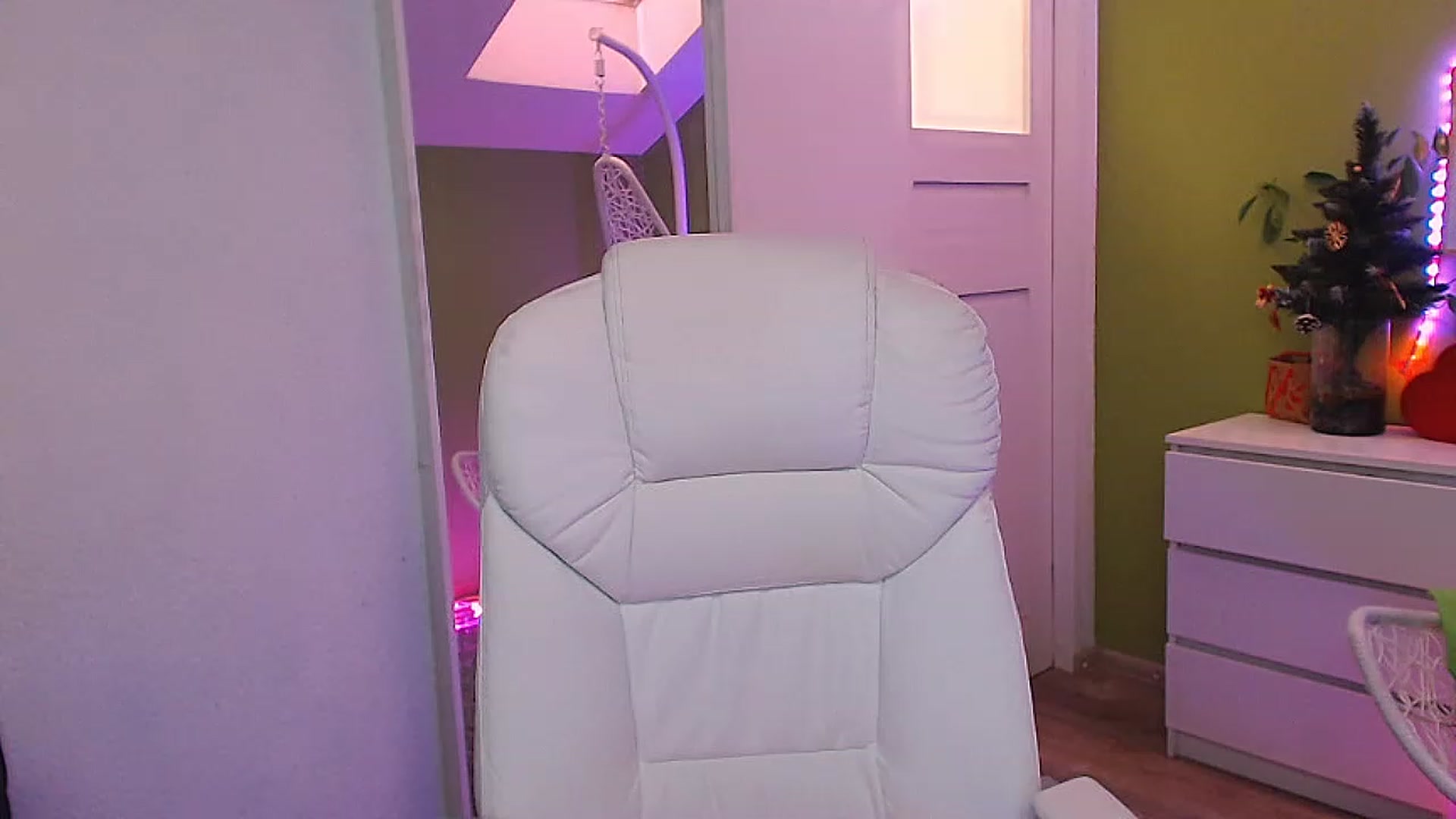 Gallery image thumbnail from JenniferMoris's myfreecams stream on, 12/20/2022, 11:58 image 20 of 20
