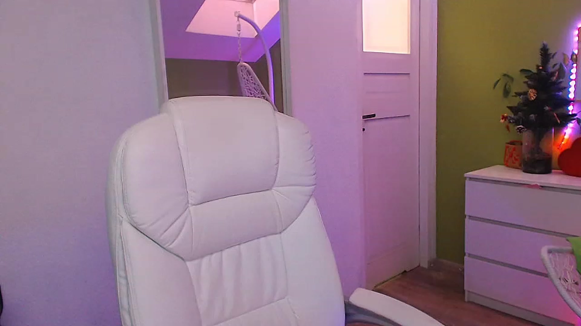 Gallery image thumbnail from JenniferMoris's myfreecams stream on, 12/20/2022, 11:58 image 10 of 20