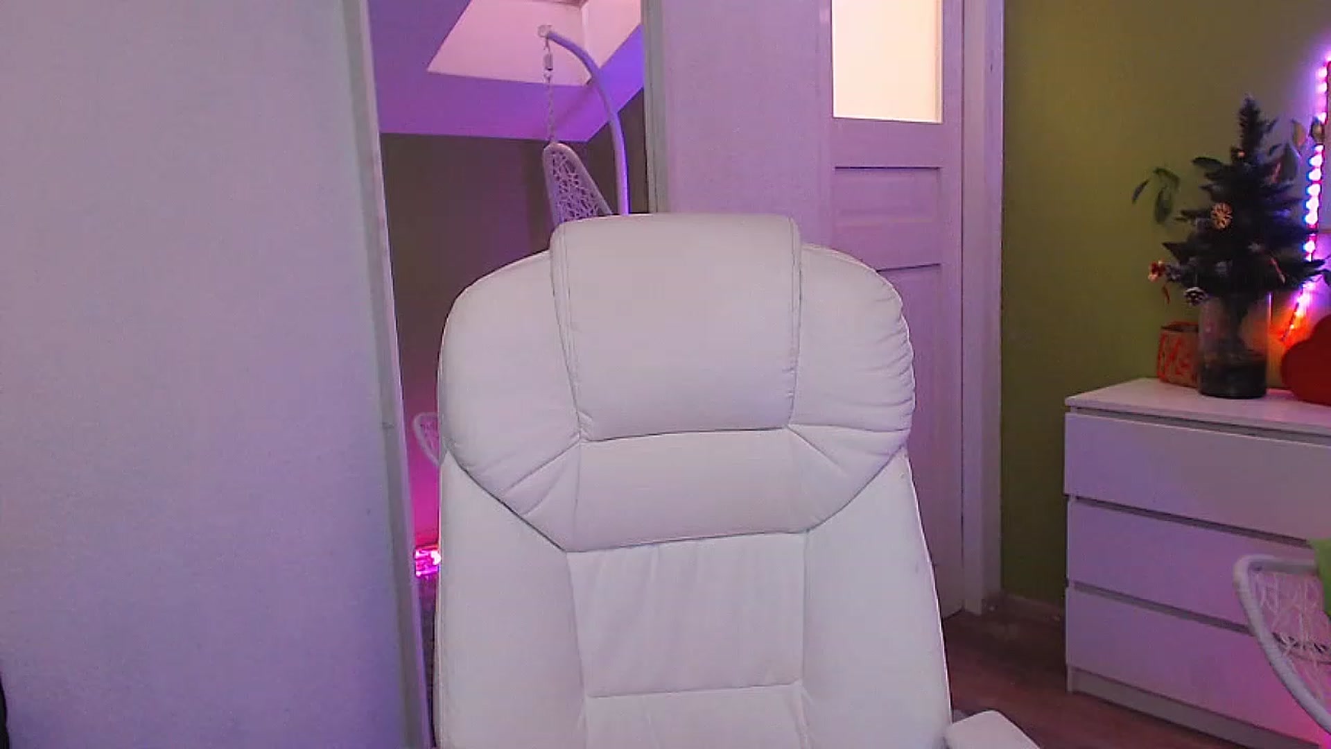 Gallery image thumbnail from JenniferMoris's myfreecams stream on, 12/20/2022, 11:58 image 16 of 20