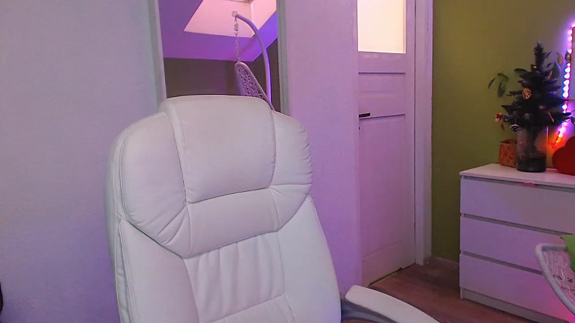 Gallery image thumbnail from JenniferMoris's myfreecams stream on, 12/20/2022, 11:58 image 14 of 20