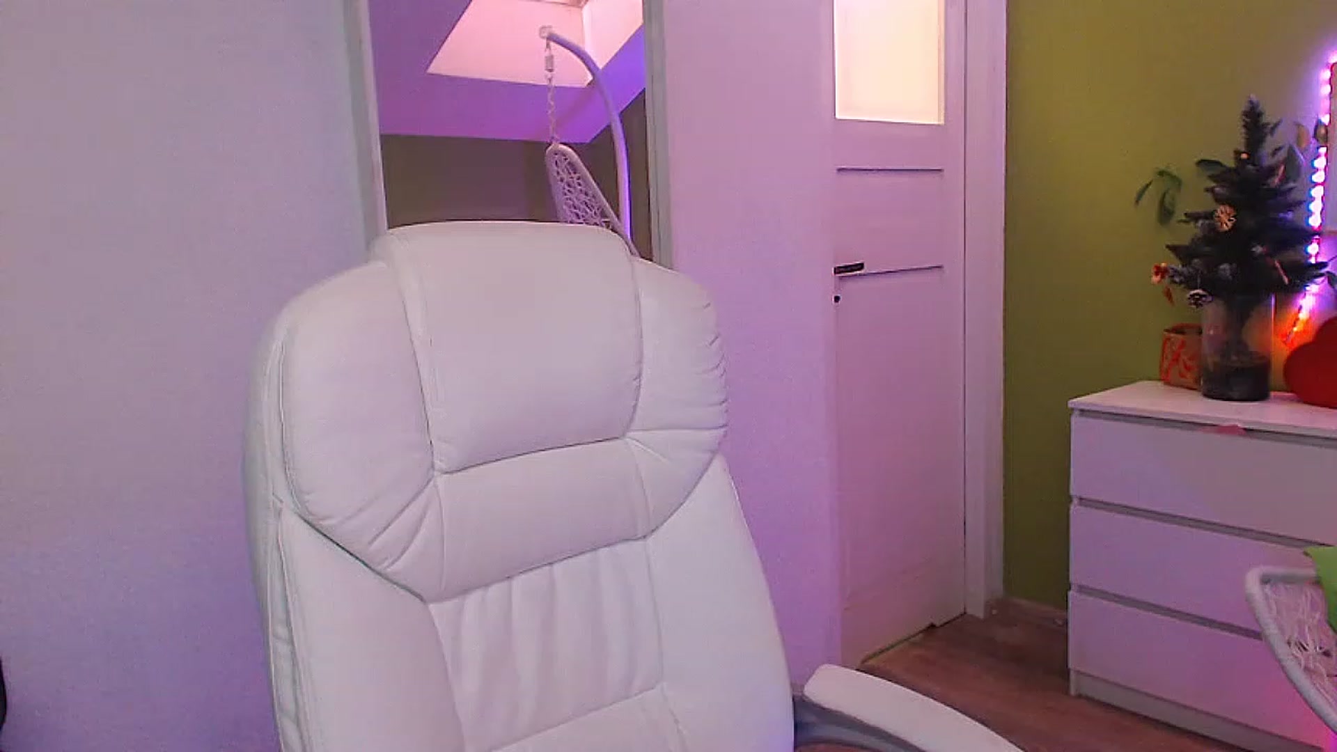 Gallery image thumbnail from JenniferMoris's myfreecams stream on, 12/20/2022, 11:58 image 9 of 20