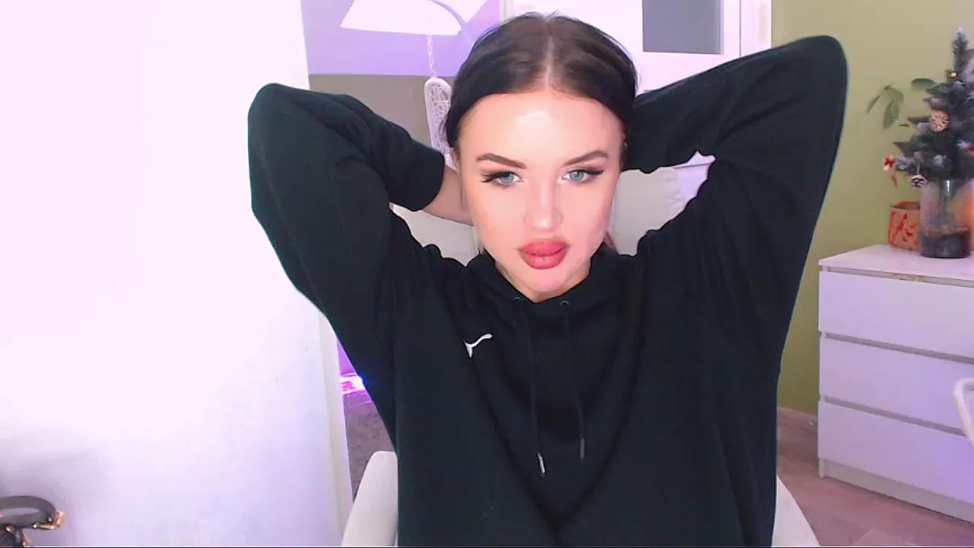 Gallery image thumbnail from JenniferMoris's myfreecams stream on, 12/21/2022, 12:02 image 9 of 20