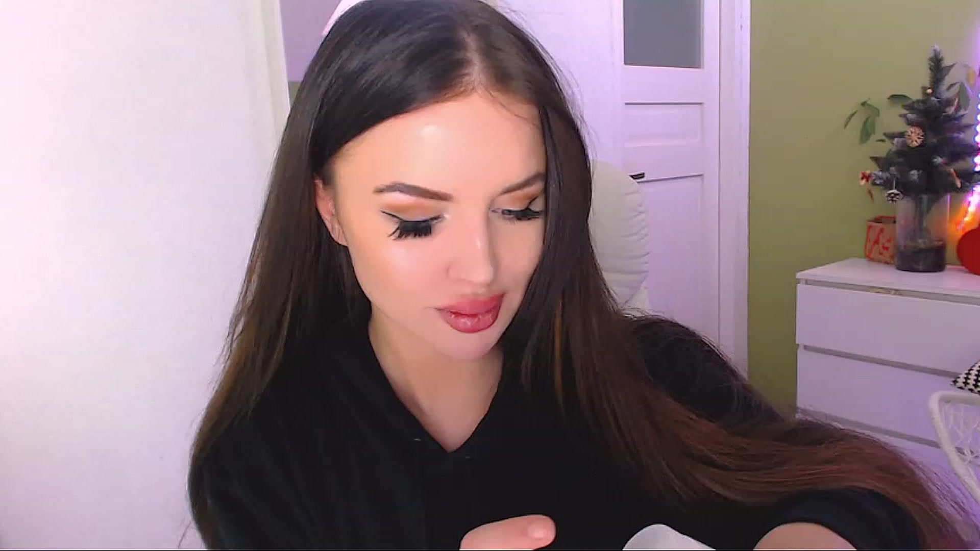 Gallery image thumbnail from JenniferMoris's myfreecams stream on, 12/21/2022, 12:02 image 4 of 20