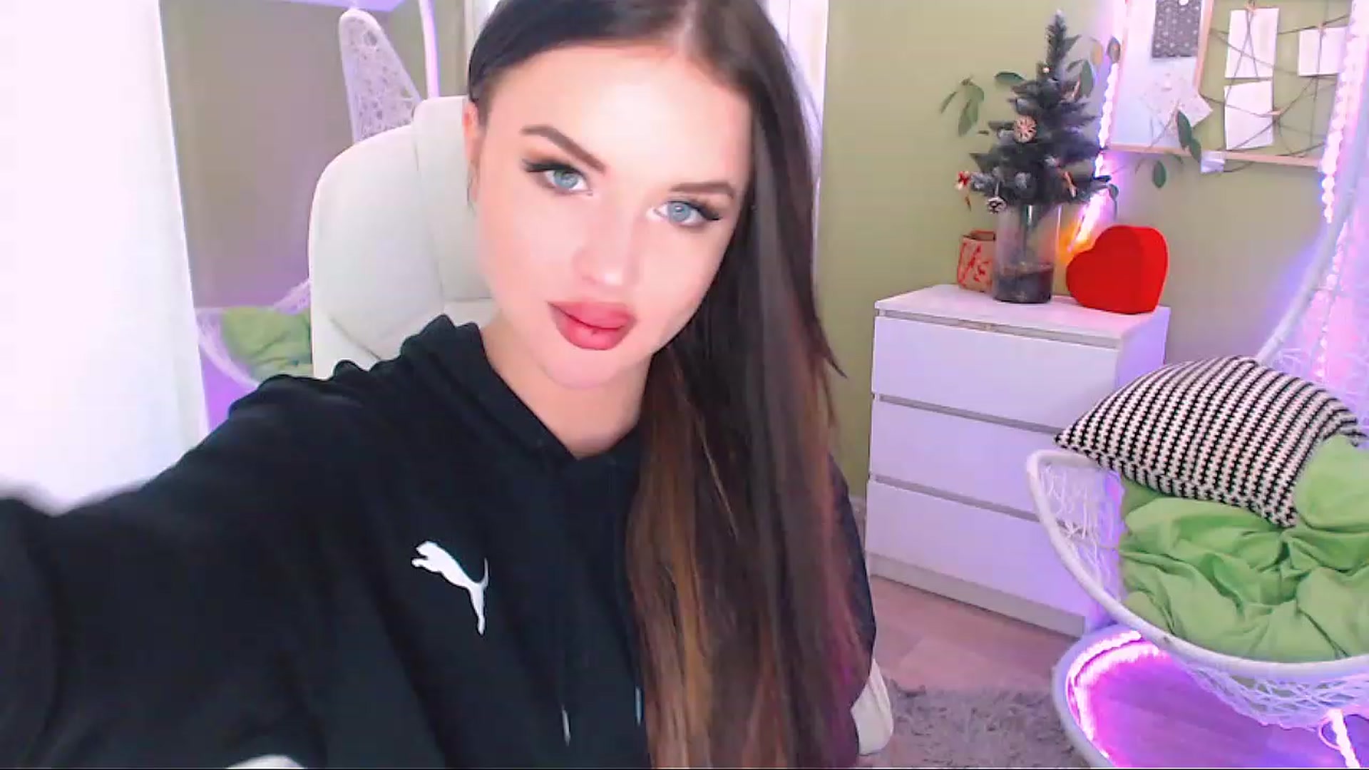 Gallery image thumbnail from JenniferMoris's myfreecams stream on, 12/21/2022, 12:02 image 17 of 20