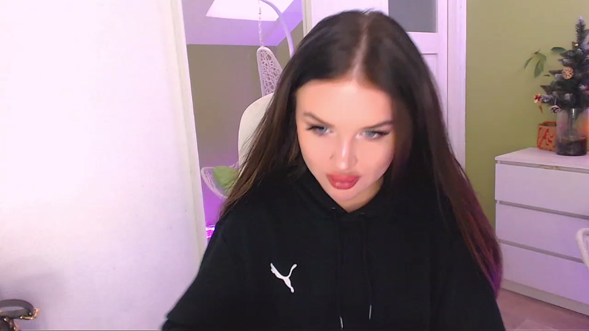 Gallery image thumbnail from JenniferMoris's myfreecams stream on, 12/21/2022, 12:02 image 11 of 20