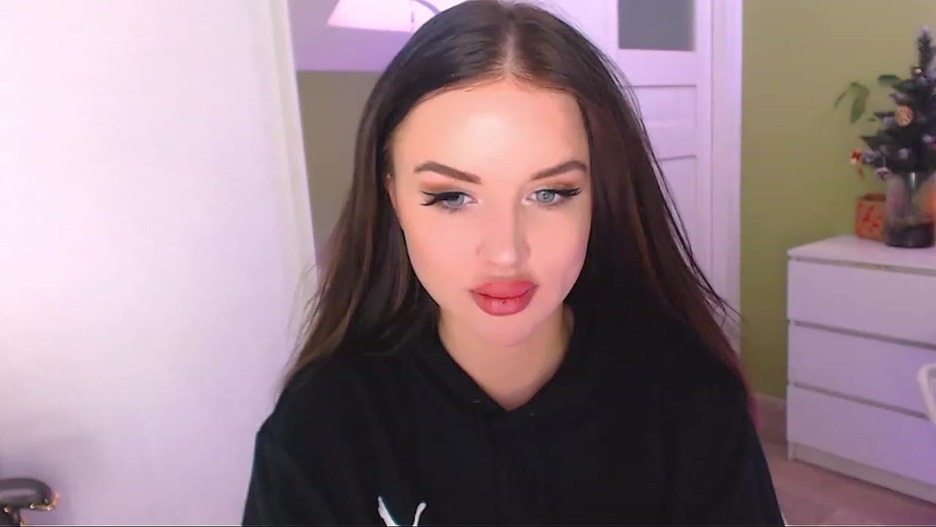 Gallery image thumbnail from JenniferMoris's myfreecams stream on, 12/21/2022, 12:02 image 10 of 20
