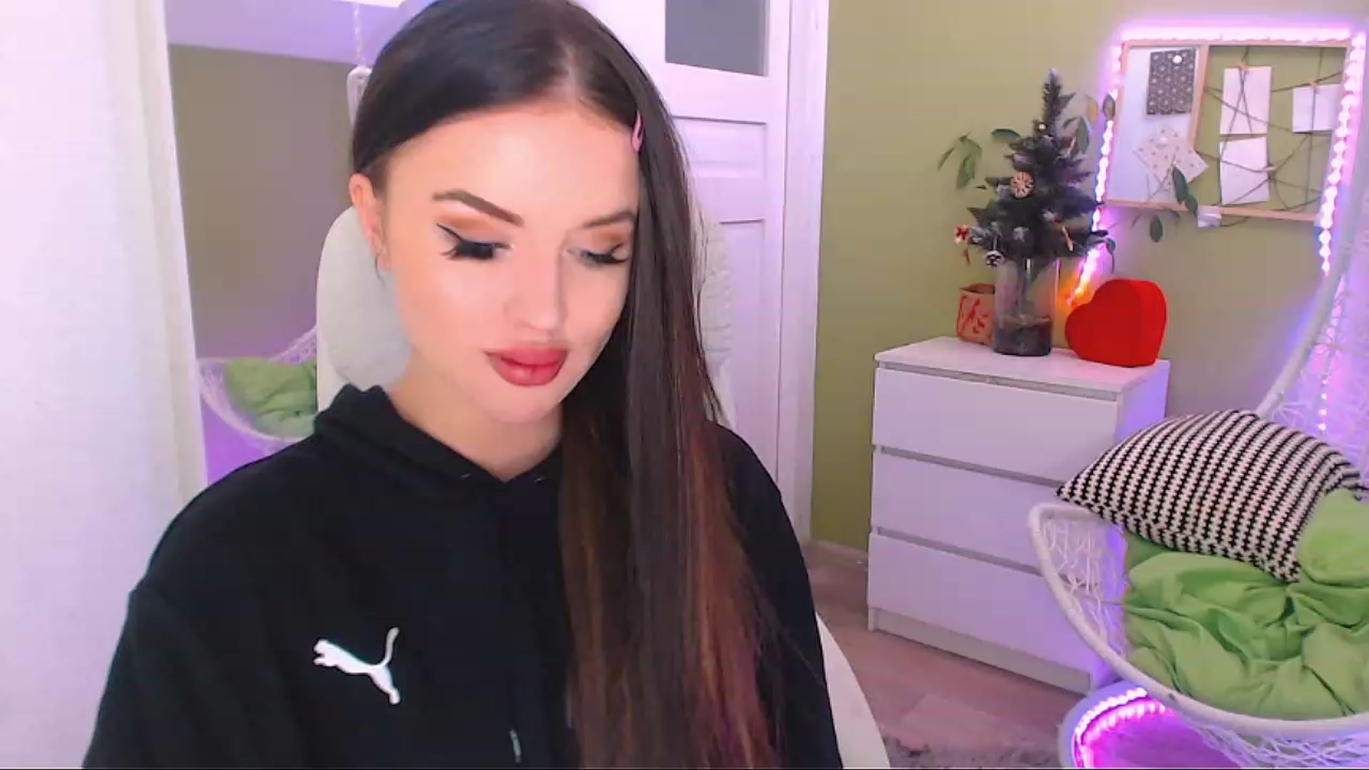 Gallery image thumbnail from JenniferMoris's myfreecams stream on, 12/21/2022, 12:02 image 19 of 20