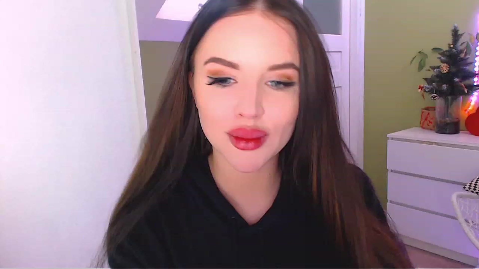 Gallery image thumbnail from JenniferMoris's myfreecams stream on, 12/21/2022, 12:02 image 1 of 20