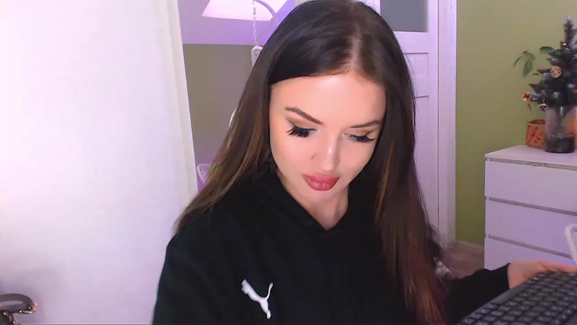 Gallery image thumbnail from JenniferMoris's myfreecams stream on, 12/21/2022, 12:02 image 6 of 20