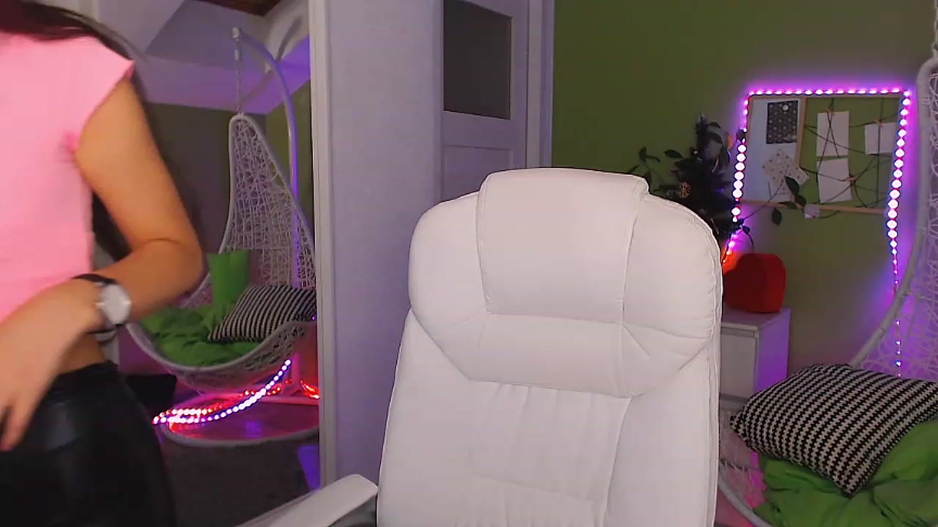 Gallery image thumbnail from JenniferMoris's myfreecams stream on, 12/27/2022, 15:56 image 18 of 20