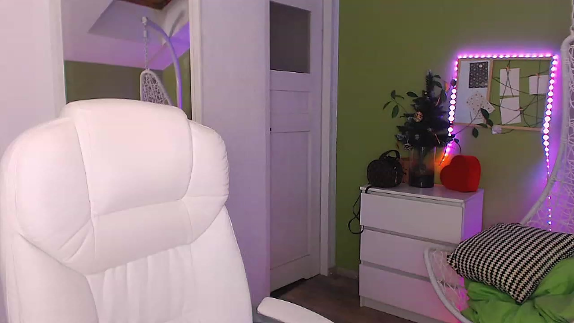 Gallery image thumbnail from JenniferMoris's myfreecams stream on, 12/27/2022, 15:56 image 1 of 20