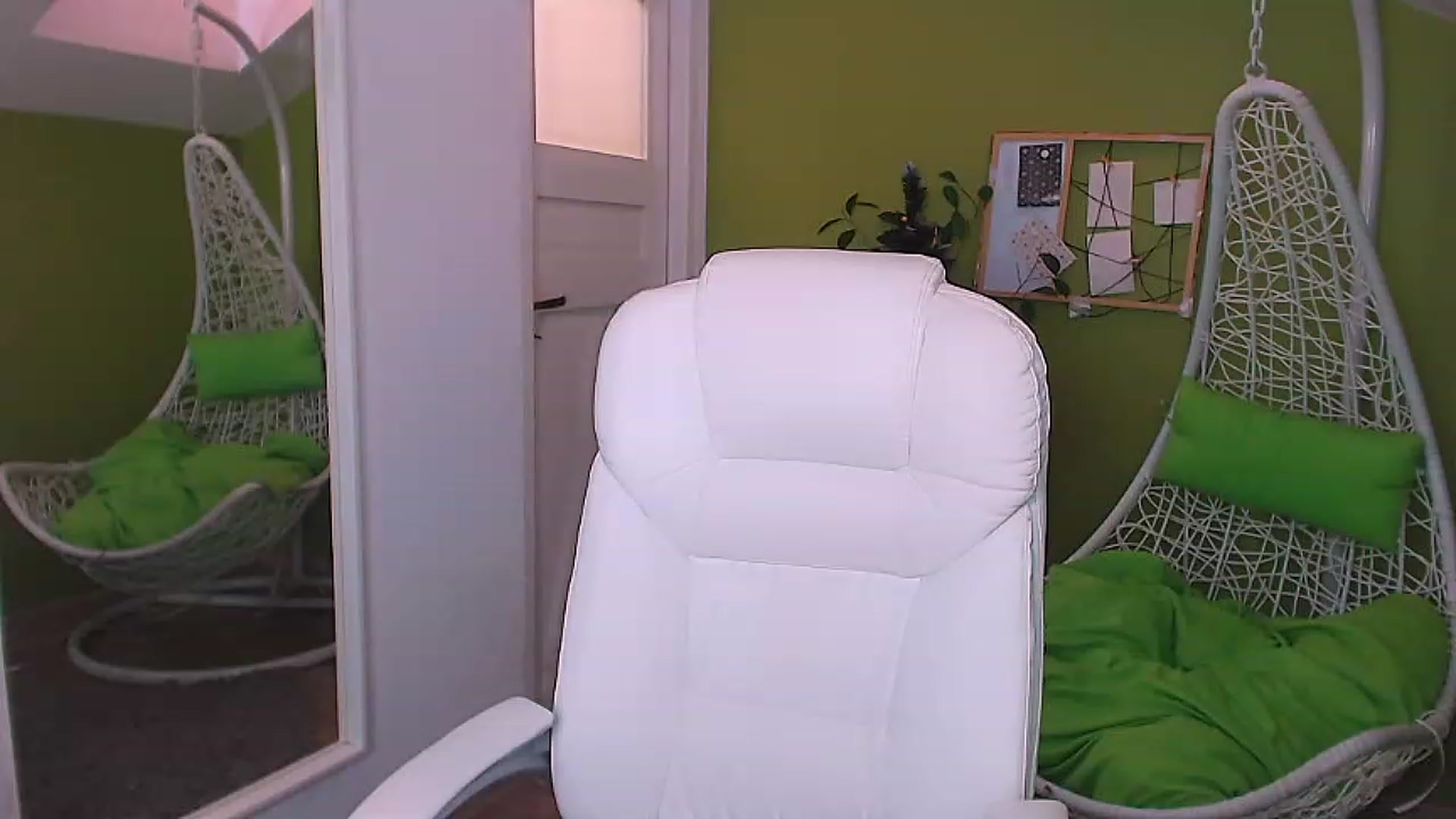 Gallery image thumbnail from JenniferMoris's myfreecams stream on, 12/30/2022, 11:49 image 12 of 20