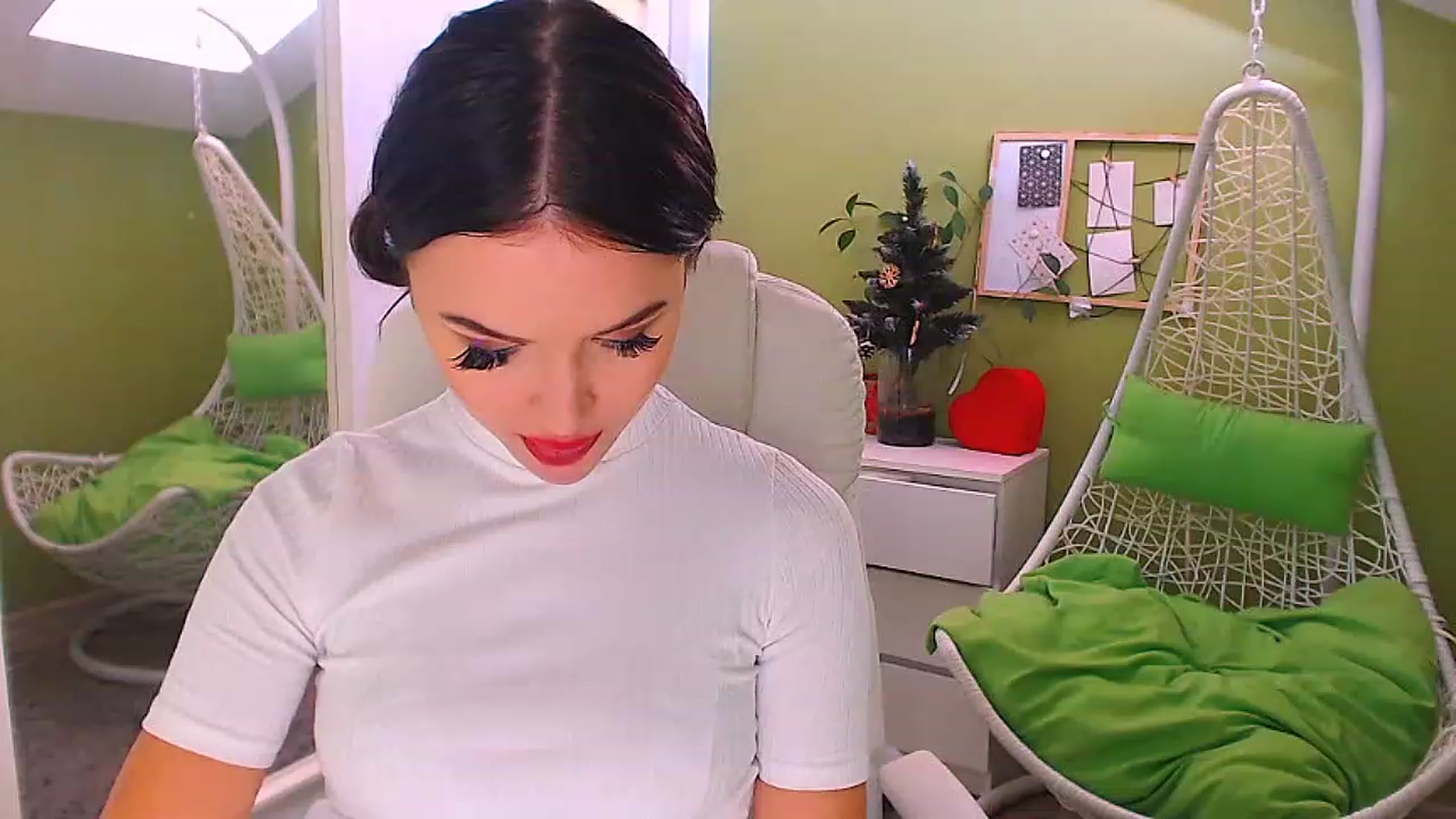 Gallery image thumbnail from JenniferMoris's myfreecams stream on, 12/30/2022, 11:49 image 10 of 20