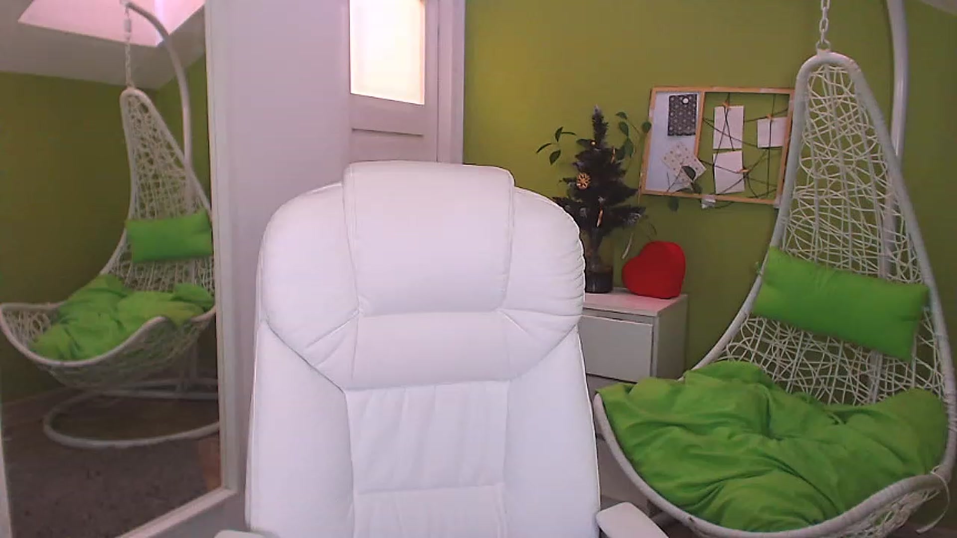 Gallery image thumbnail from JenniferMoris's myfreecams stream on, 12/30/2022, 11:49 image 19 of 20