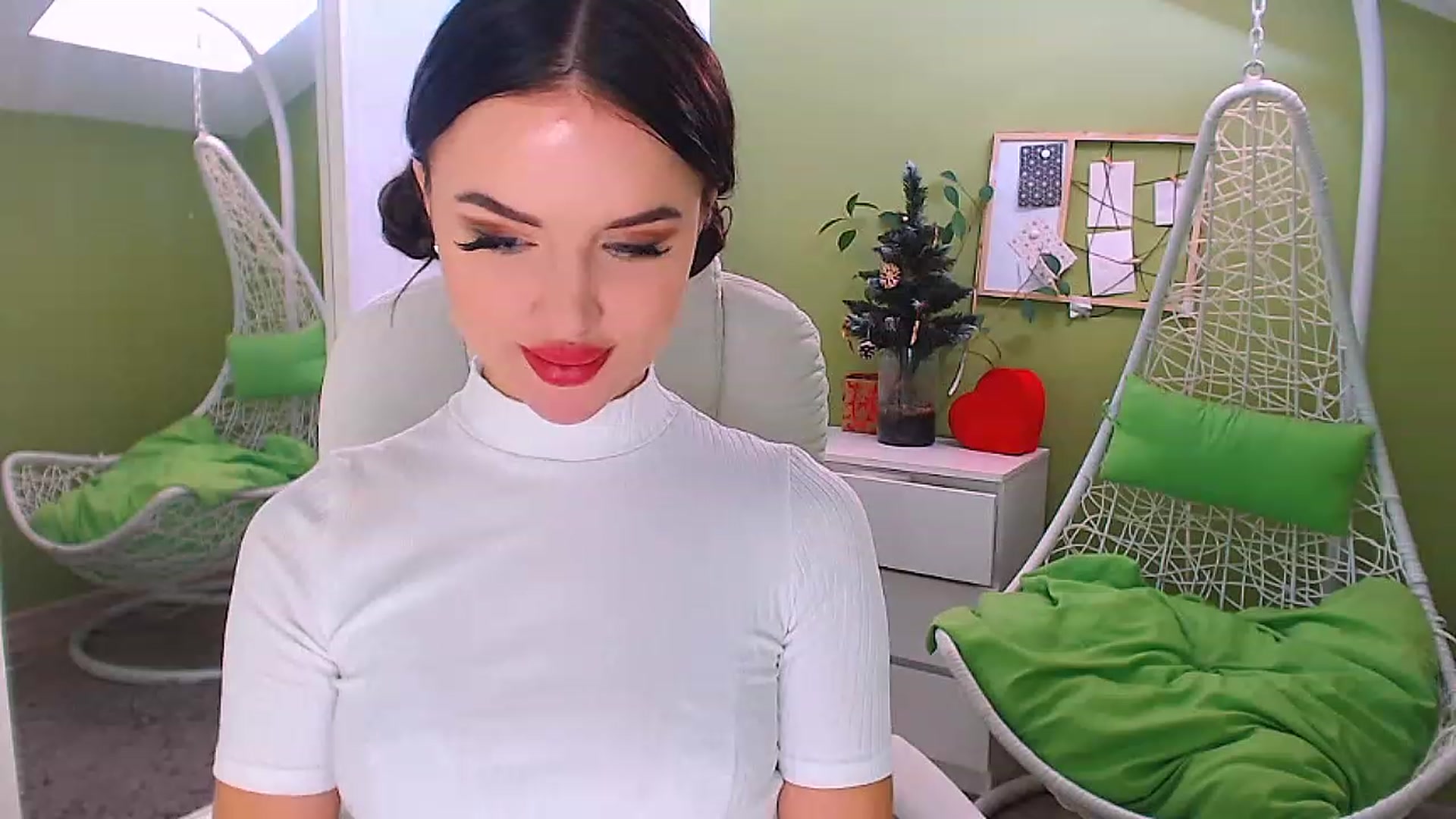 Gallery image thumbnail from JenniferMoris's myfreecams stream on, 12/30/2022, 11:49 image 11 of 20