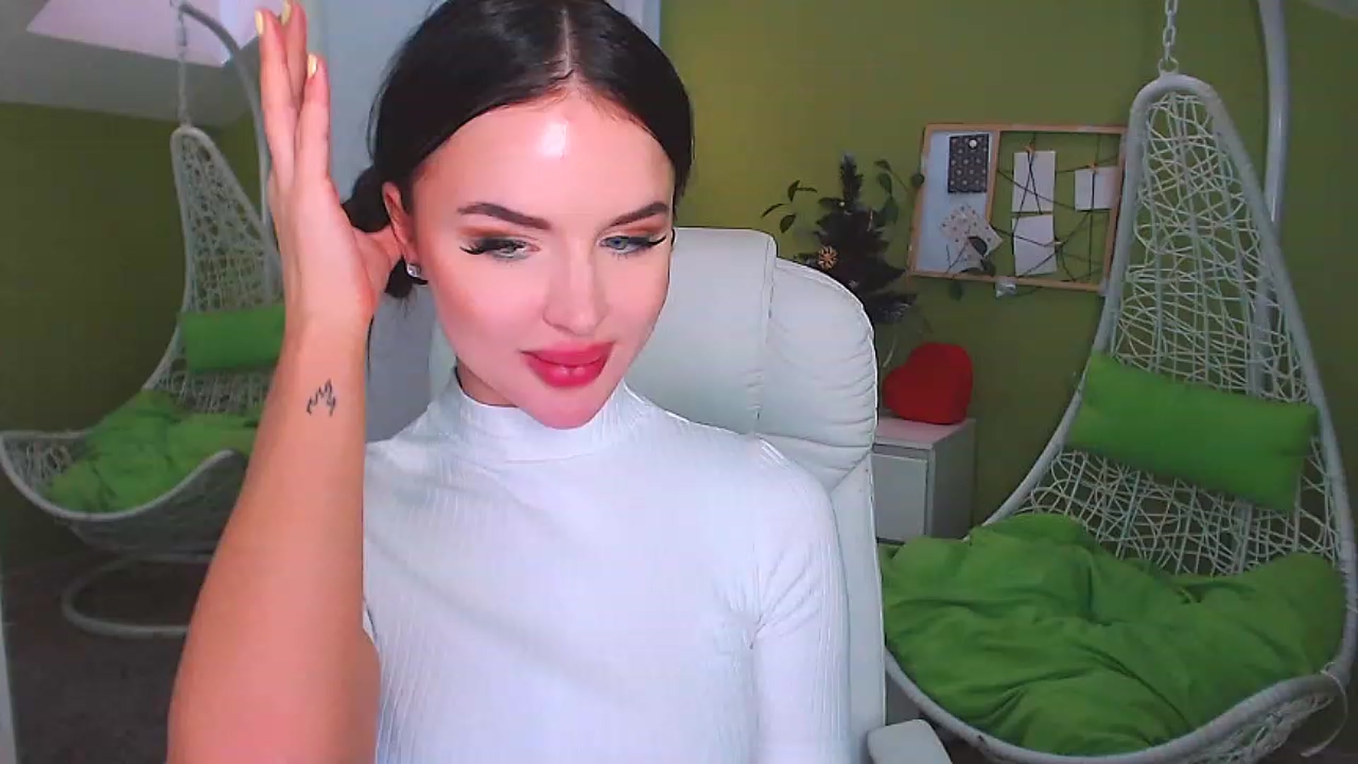 Gallery image thumbnail from JenniferMoris's myfreecams stream on, 12/30/2022, 12:28 image 12 of 20