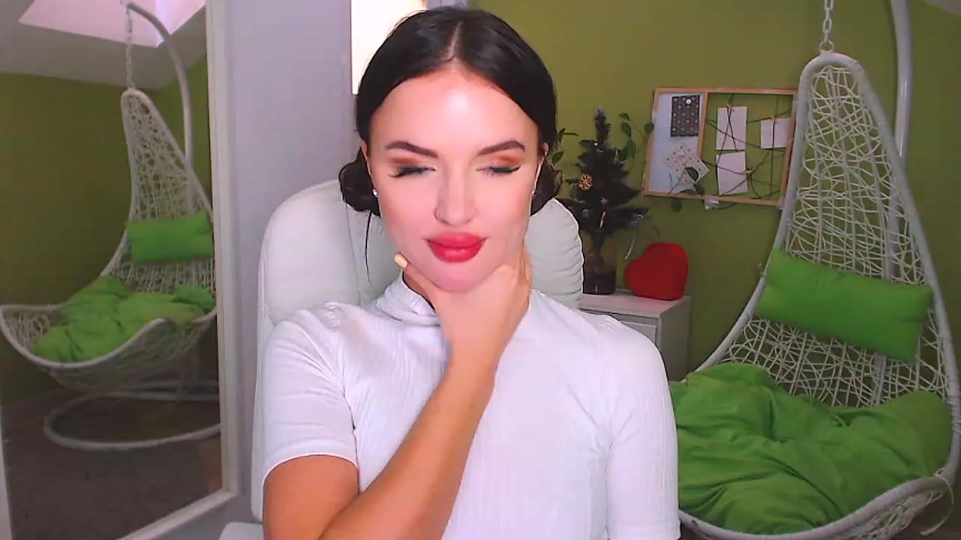 Gallery image thumbnail from JenniferMoris's myfreecams stream on, 12/30/2022, 12:28 image 1 of 20
