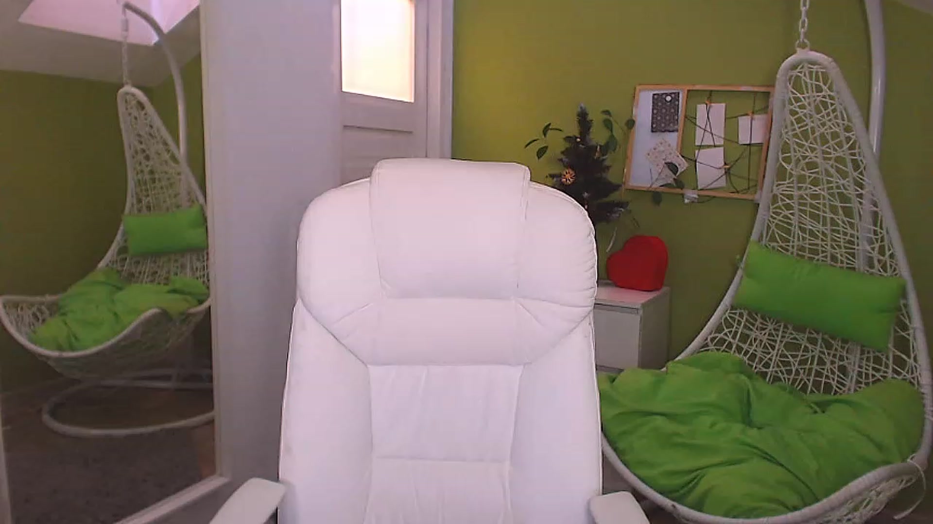 Gallery image thumbnail from JenniferMoris's myfreecams stream on, 12/30/2022, 12:28 image 15 of 20