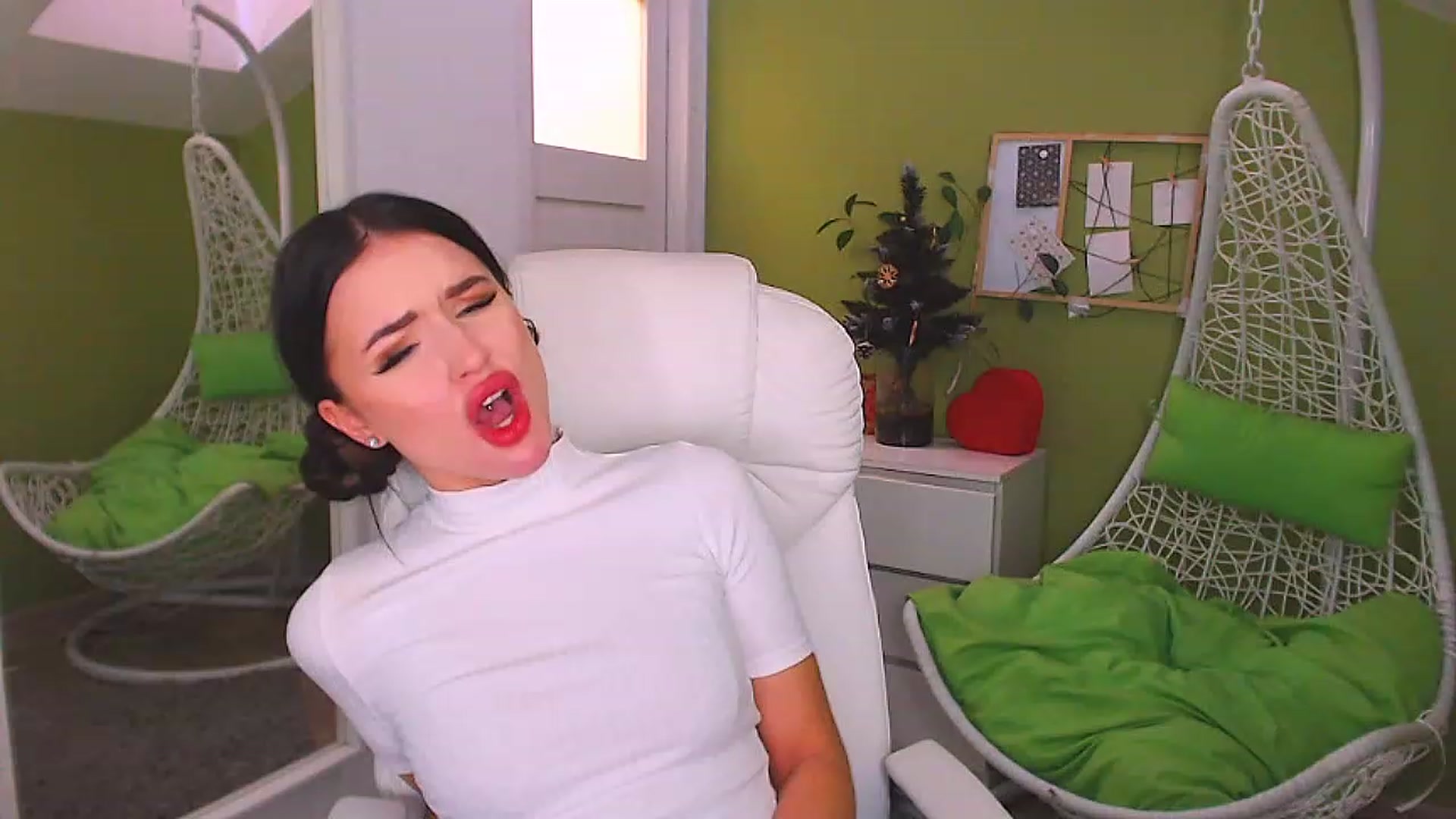 Gallery image thumbnail from JenniferMoris's myfreecams stream on, 12/30/2022, 12:28 image 9 of 20