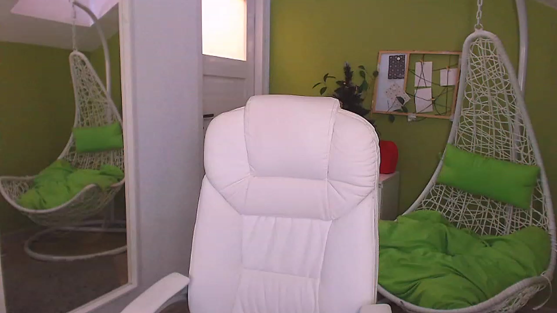 Gallery image thumbnail from JenniferMoris's myfreecams stream on, 12/30/2022, 13:17 image 13 of 20