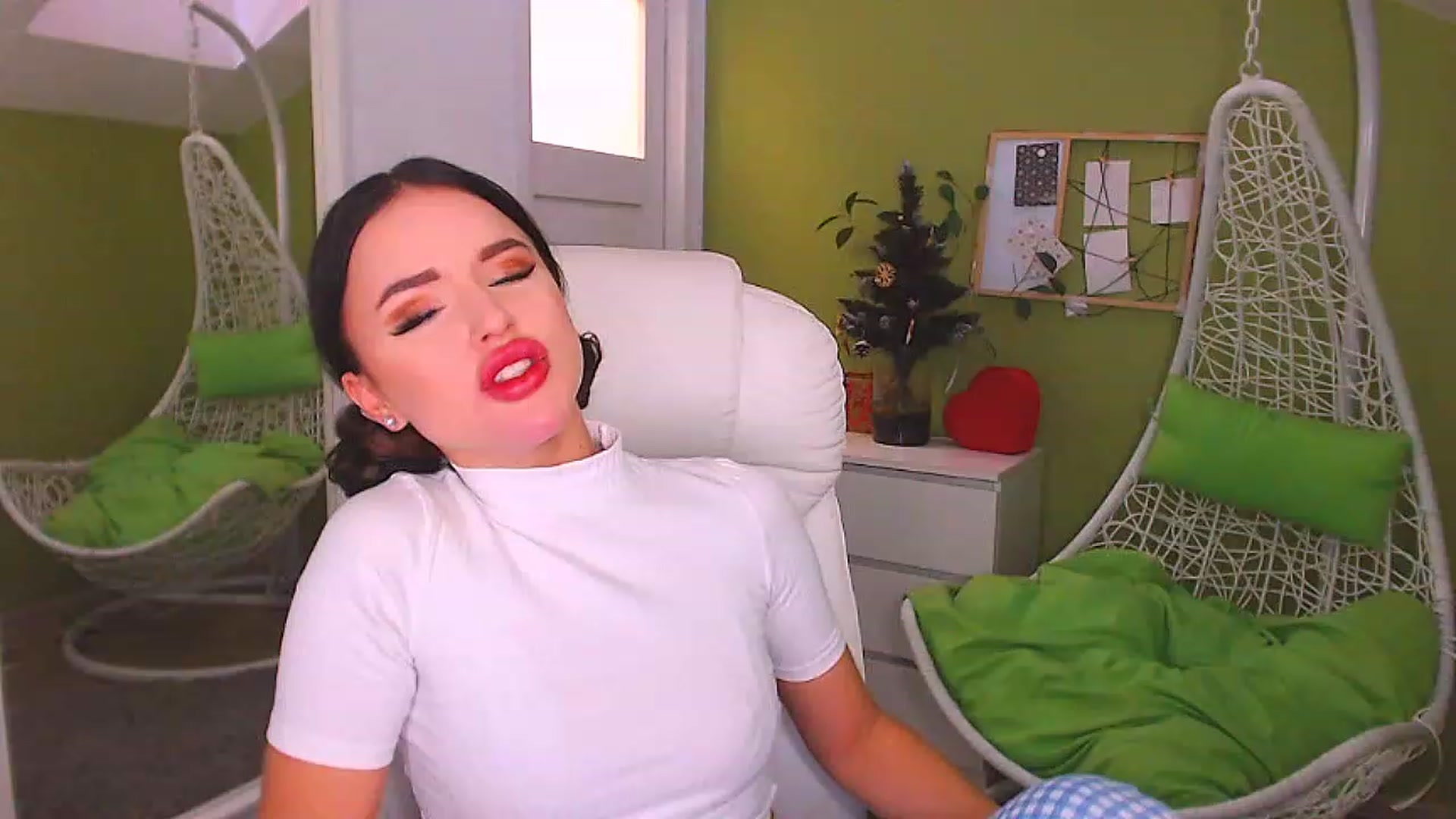 Gallery image thumbnail from JenniferMoris's myfreecams stream on, 12/30/2022, 13:17 image 7 of 20