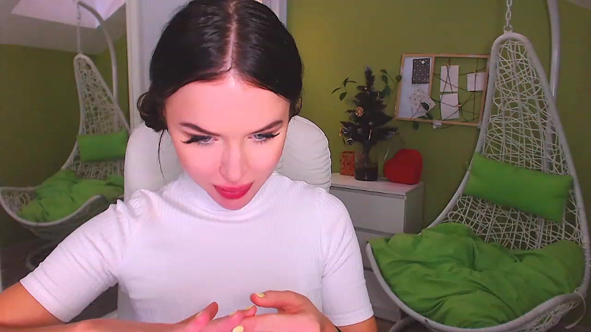 Gallery image thumbnail from JenniferMoris's myfreecams stream on, 12/30/2022, 13:17 image 17 of 20